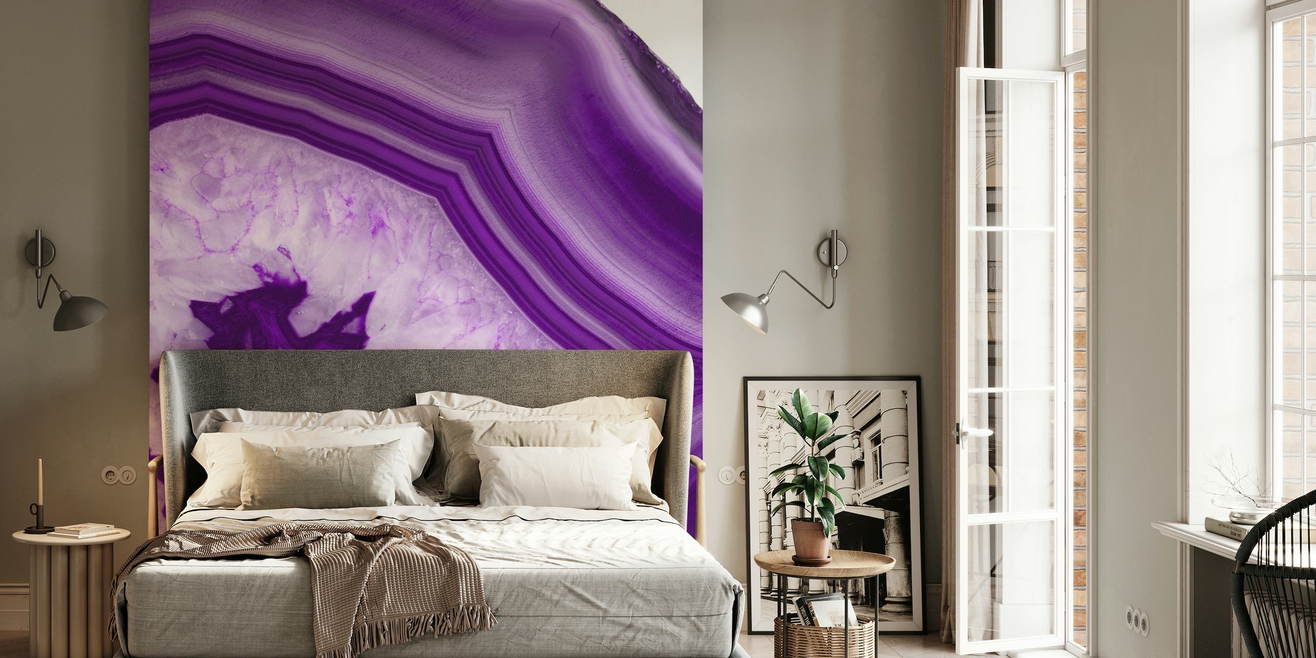 Muurschildering in paars agaatsteenpatroon met levendige paarse en witte banden