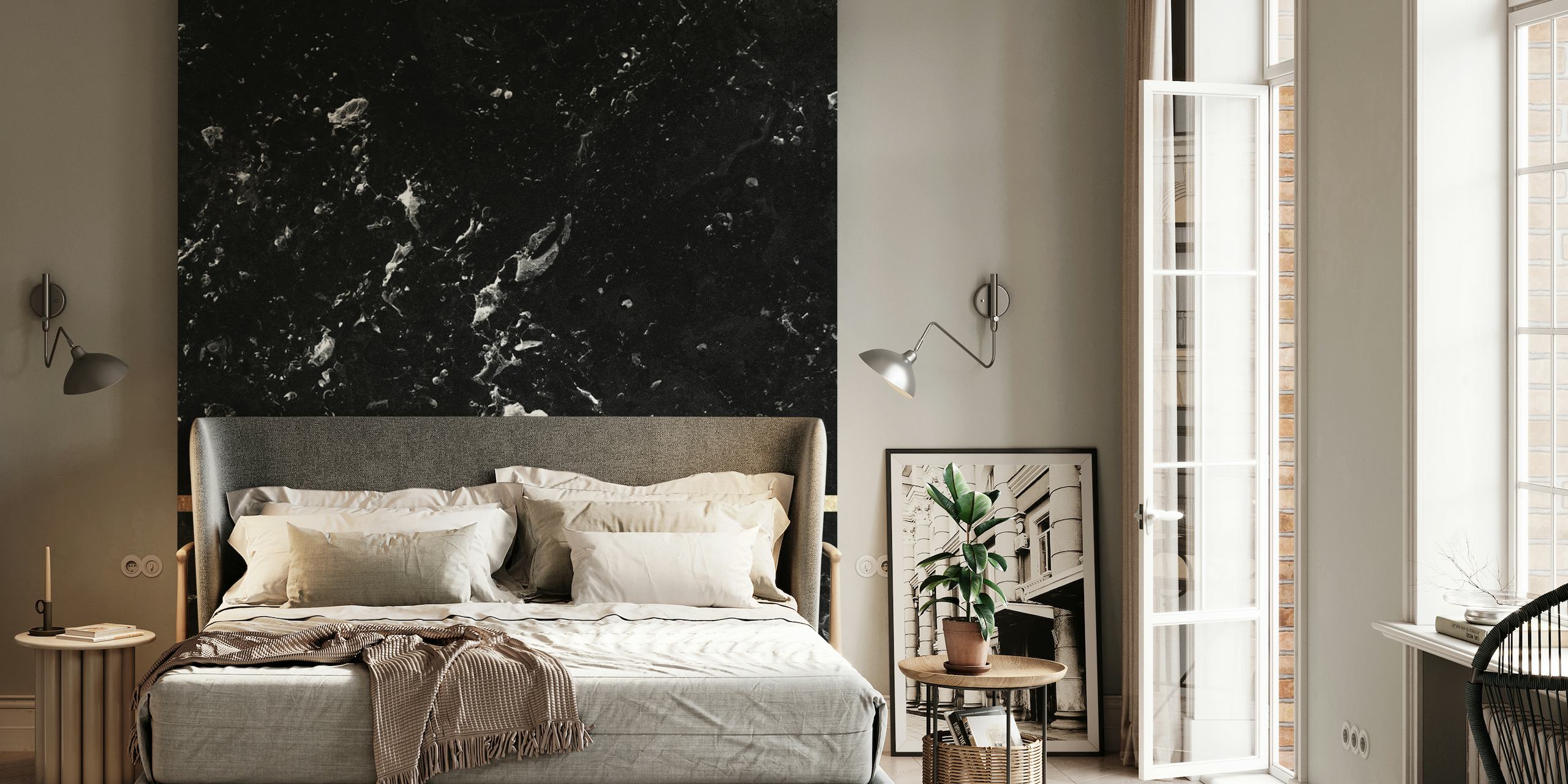 Tyylikäs musta marmorikuvioinen seinämaalaus, jossa on silmiinpistävä kultaraita
