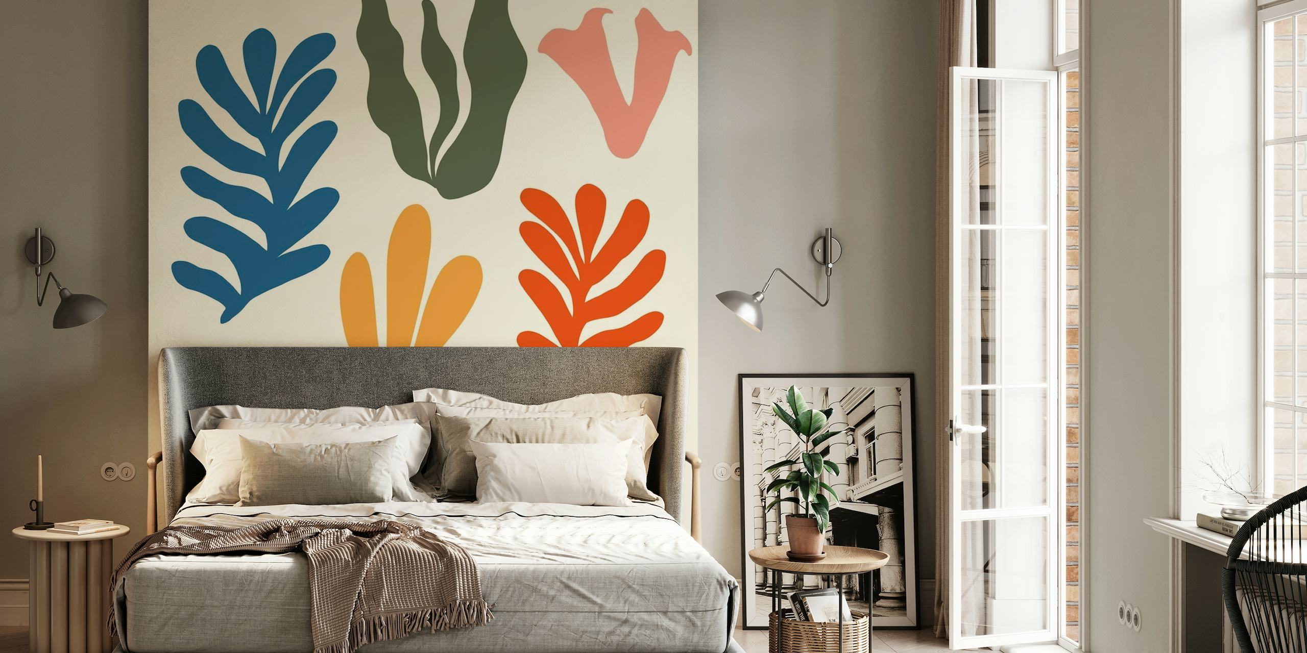 Gestileerde abstracte zeegras muurschildering met een verscheidenheid aan kleurrijke vormen op een neutrale achtergrond