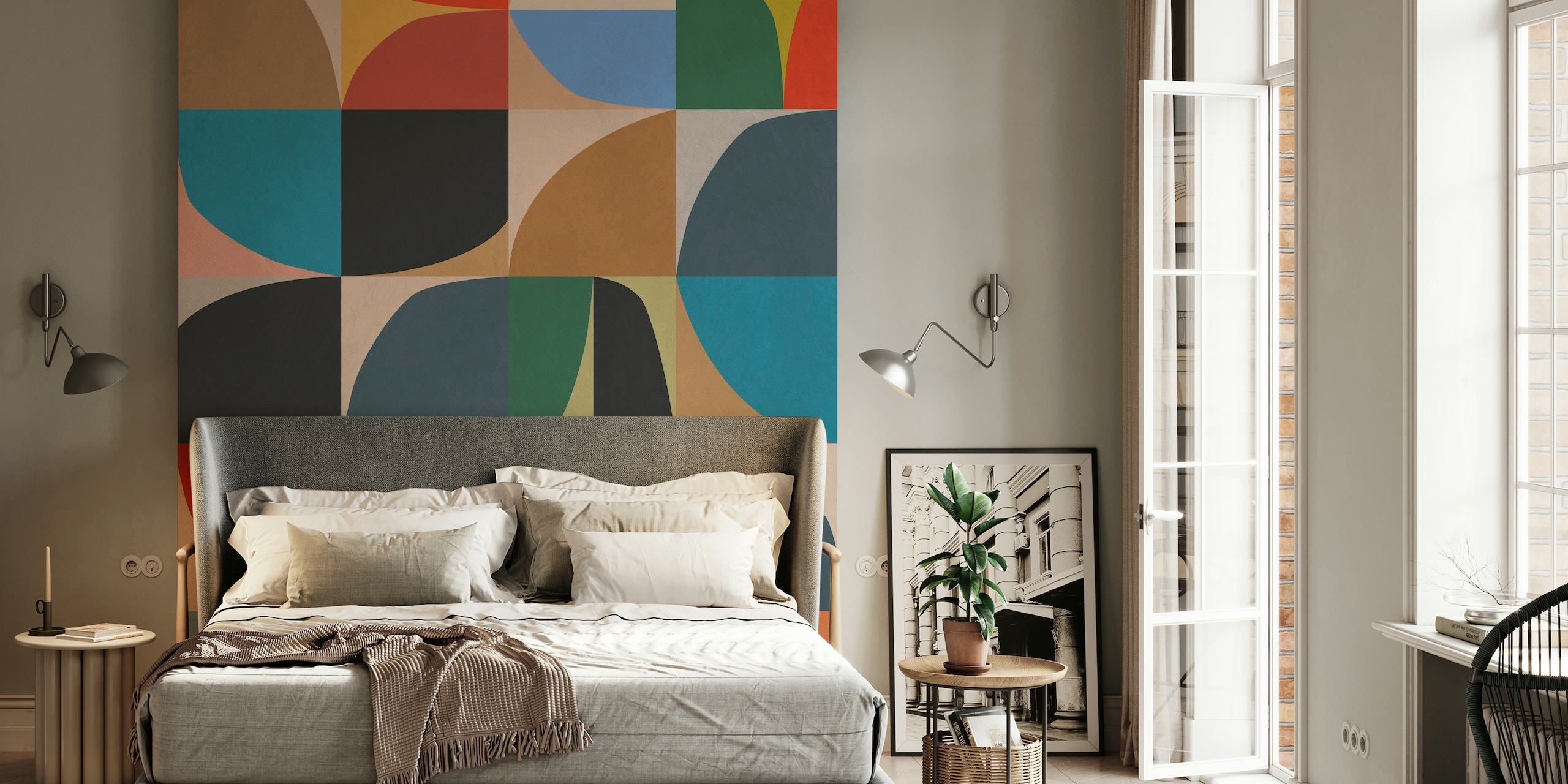 Geometrinen abstrakti seinämaalaus, jossa on värikkäitä muotoja punaisen, sinisen, vihreän ja sinapin sävyissä