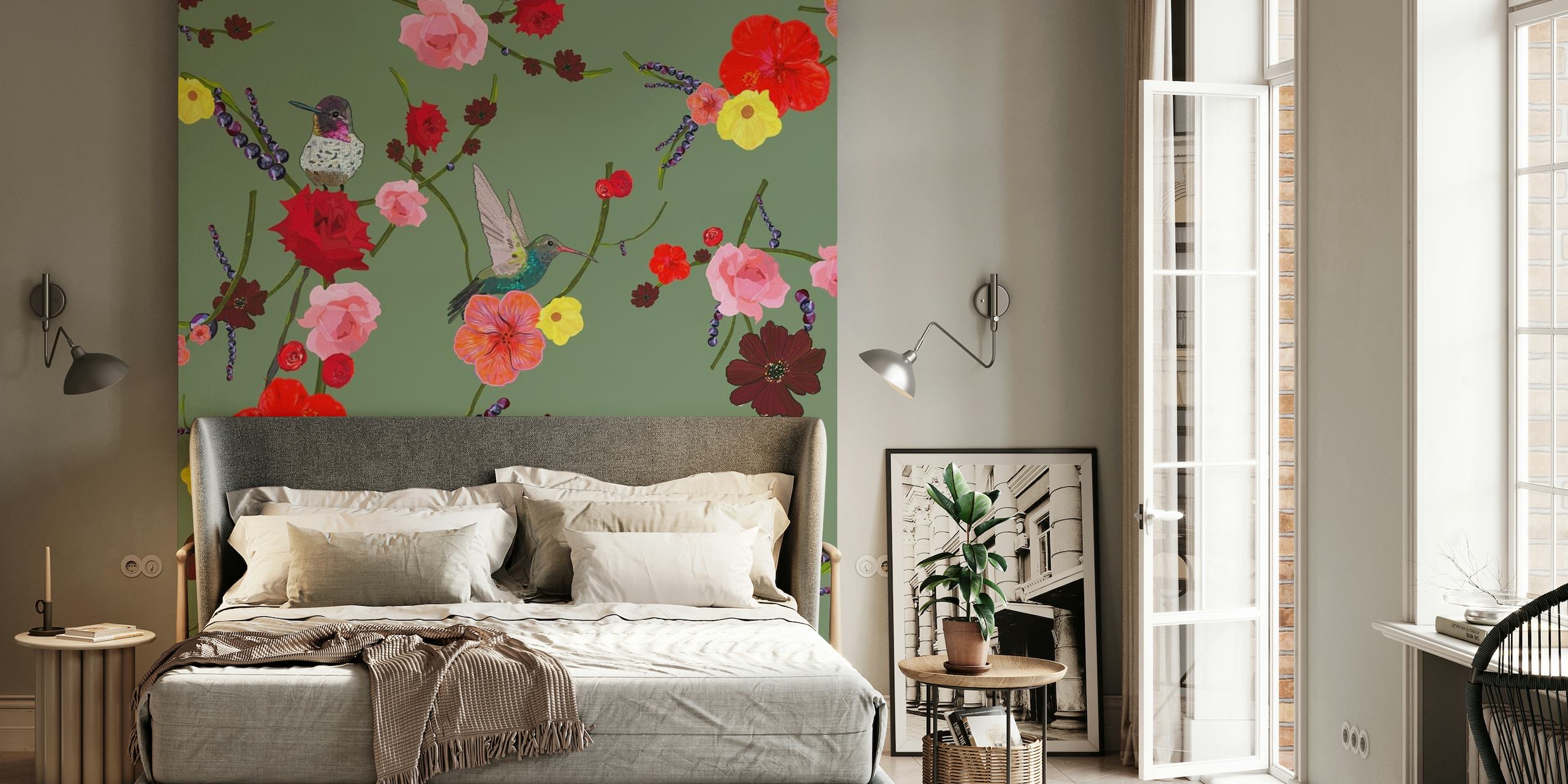 Blomstervægmaleri med fugle og hibiscusroser på en grøn baggrund