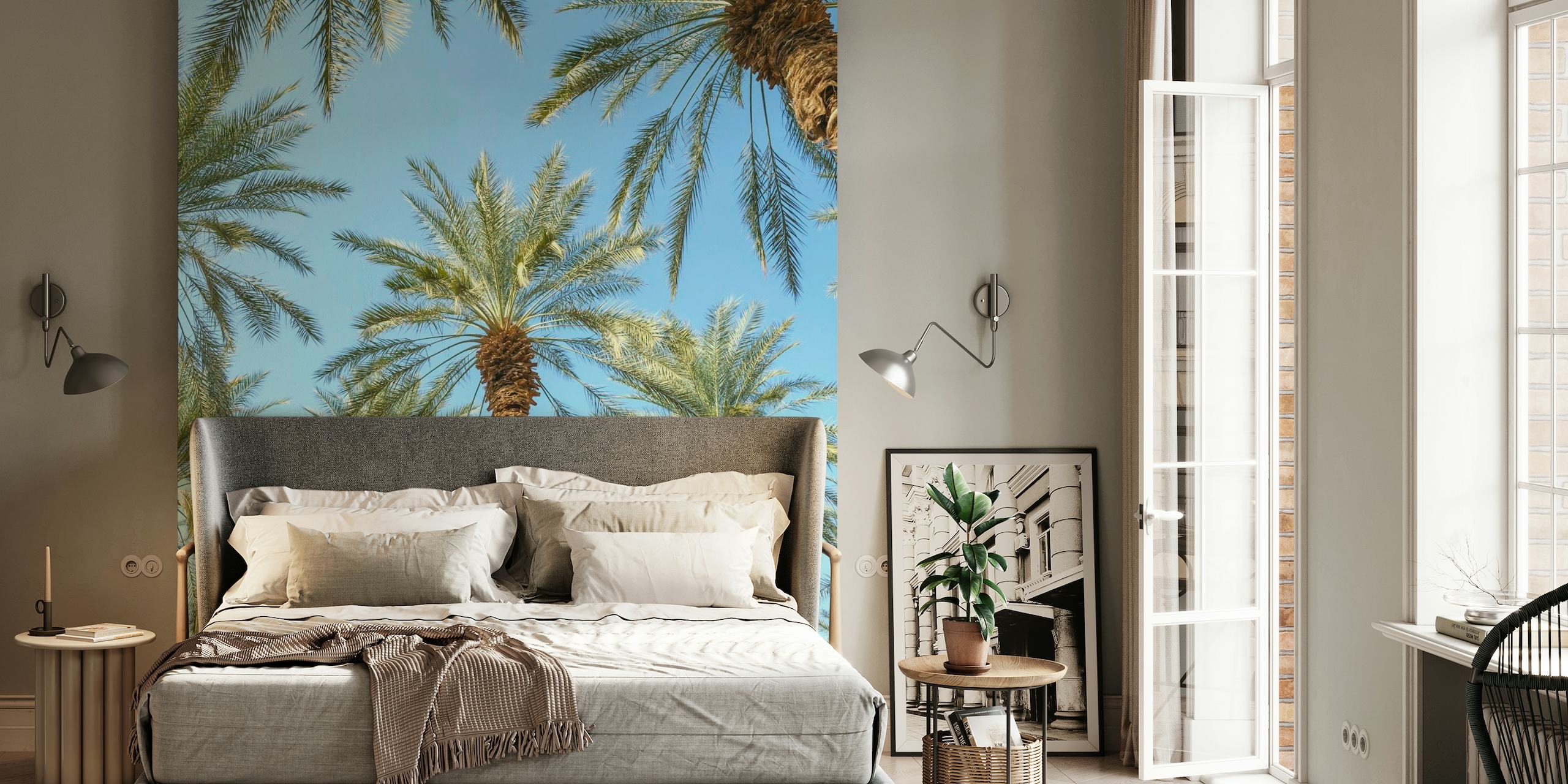 Trooppisten palmujen seinämaalaus luo rauhallisen kodin sisustuksen tunnelman.