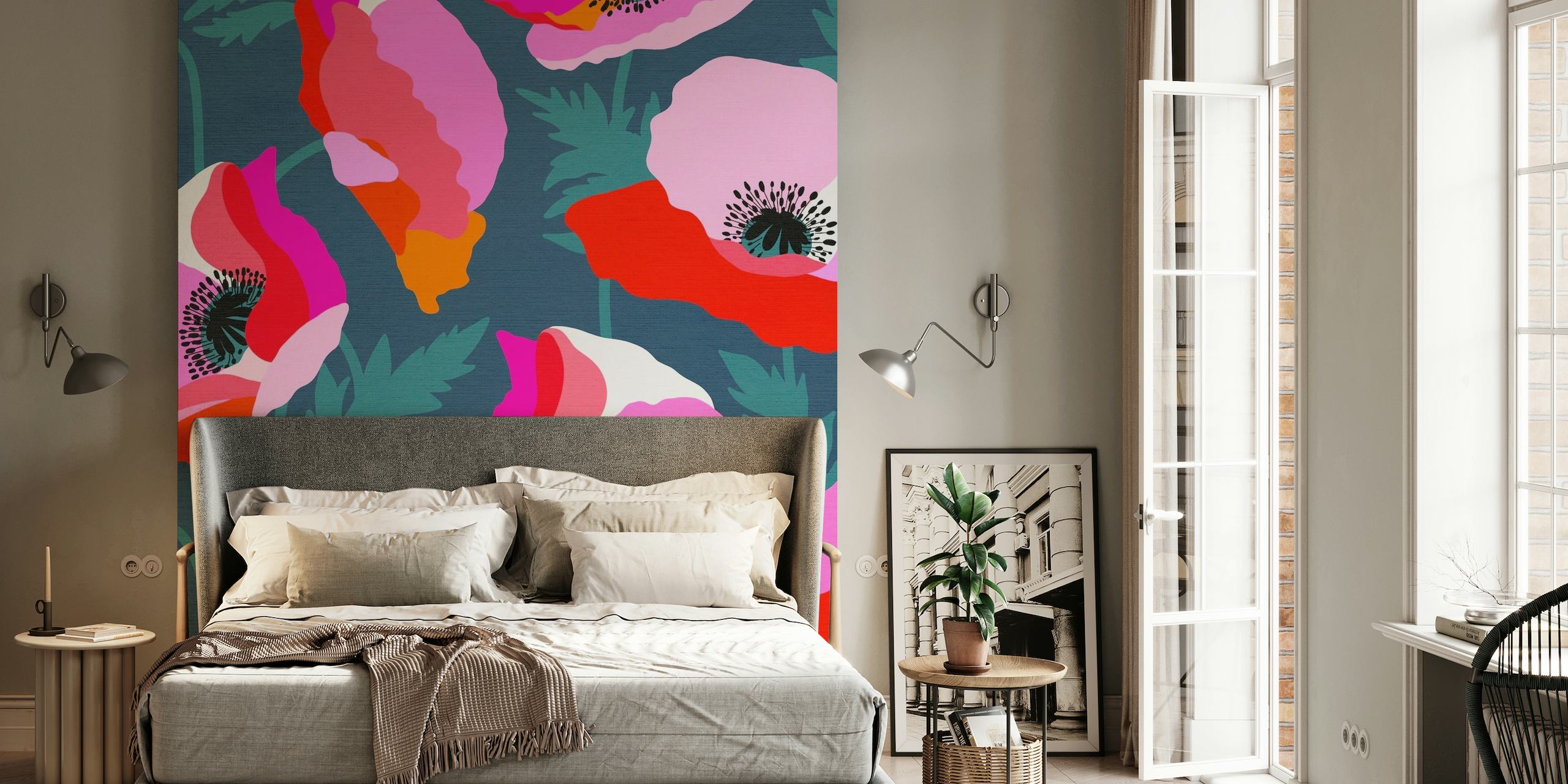 Levende lyserøde og røde valmuer på et rigt ægæisk blåt vægmaleri