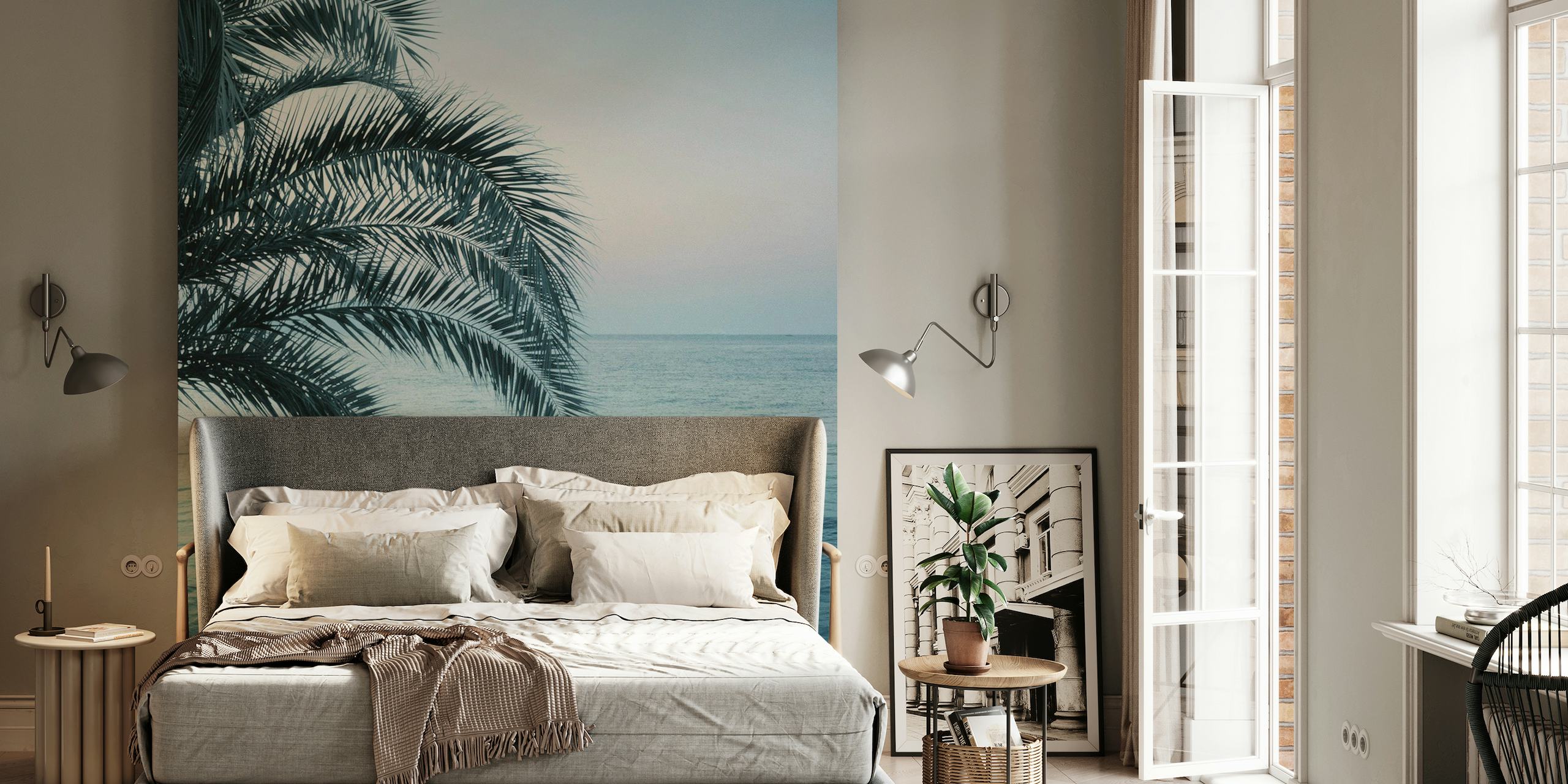 Silueta palme preko zidnog murala s mirnim morskim pejzažom