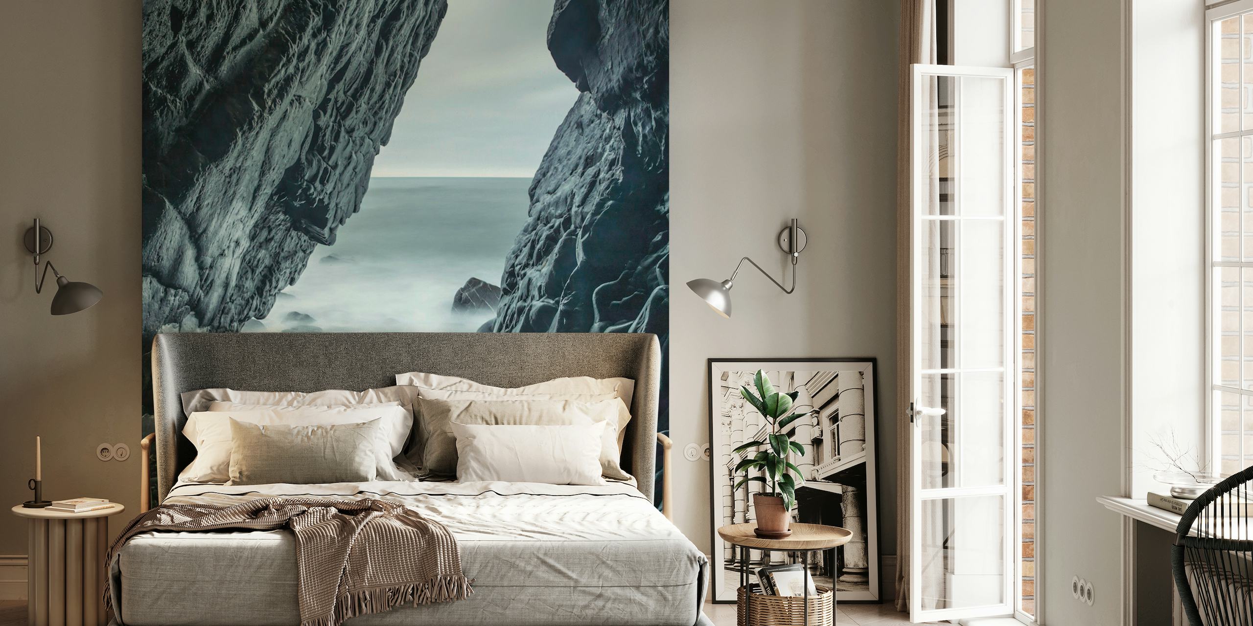 Zidna slika Nature's Sculpture koja prikazuje magloviti morski pejzaž s isklesanim stijenama