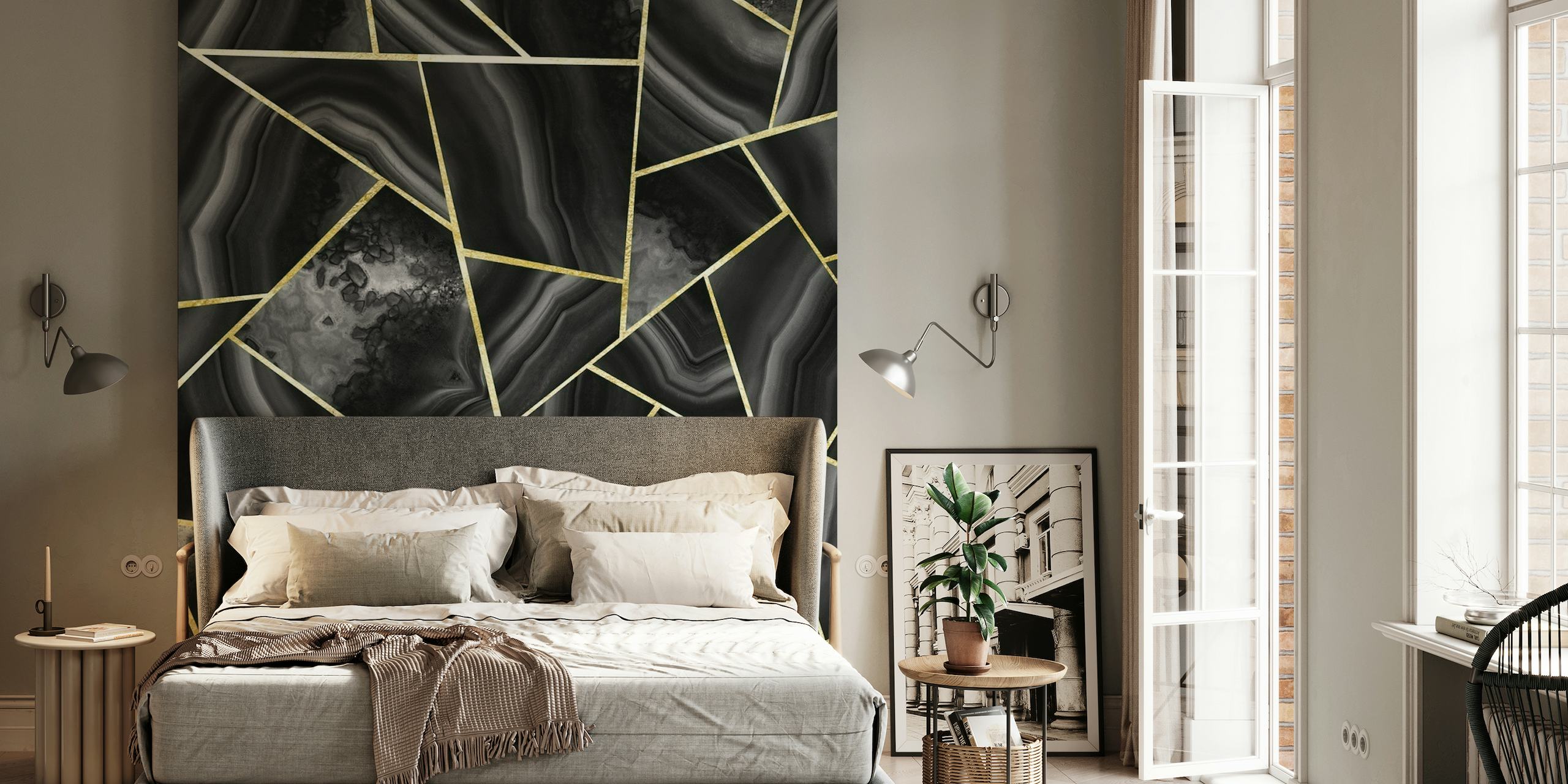 Svart og gull agat-inspirert veggmaleri med geometriske linjer