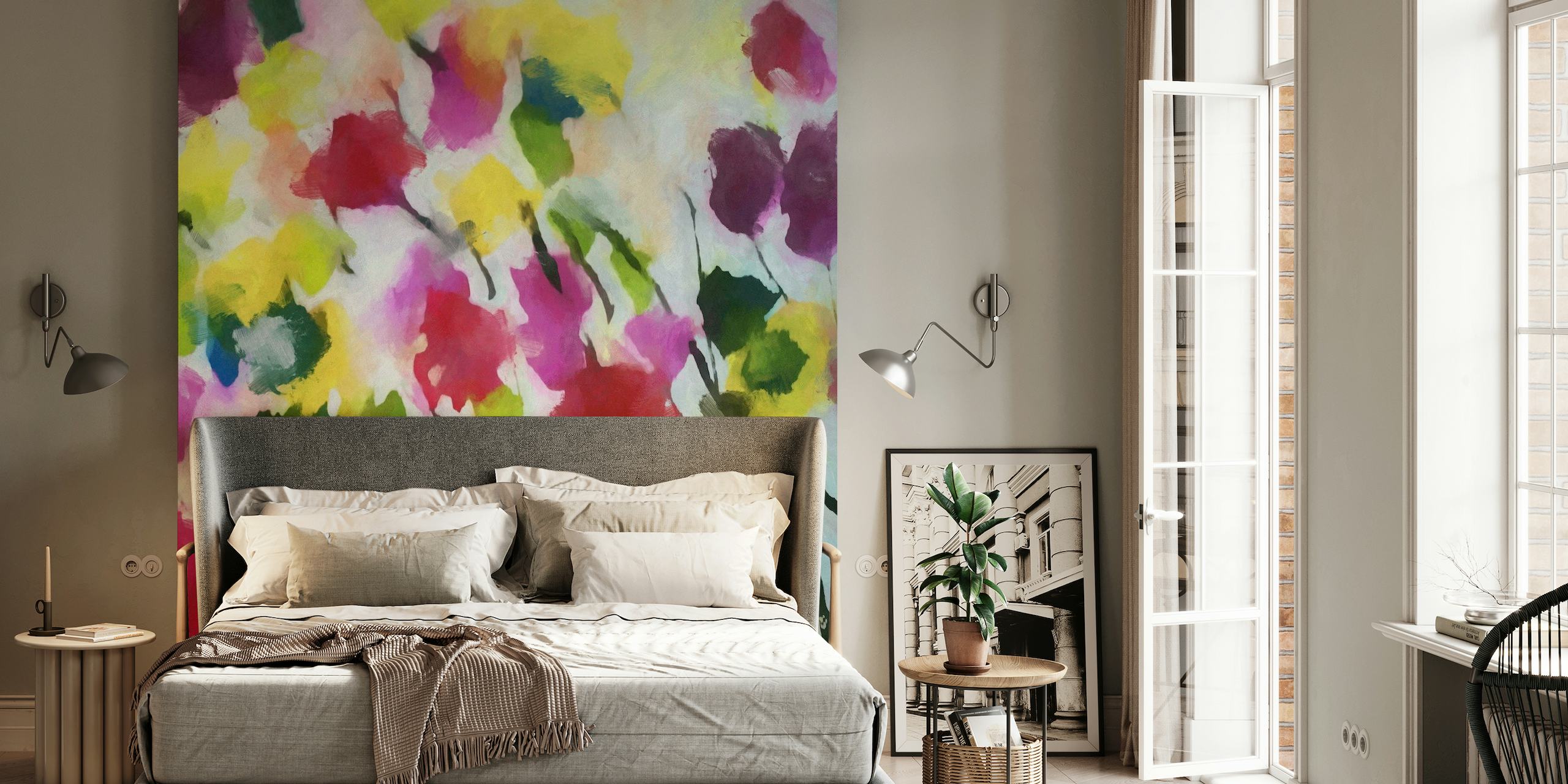 Värikäs kukkainen akvarellityylinen seinämaalaus, jossa on vaaleanpunaisia, keltaisia ja vihreitä kukkia