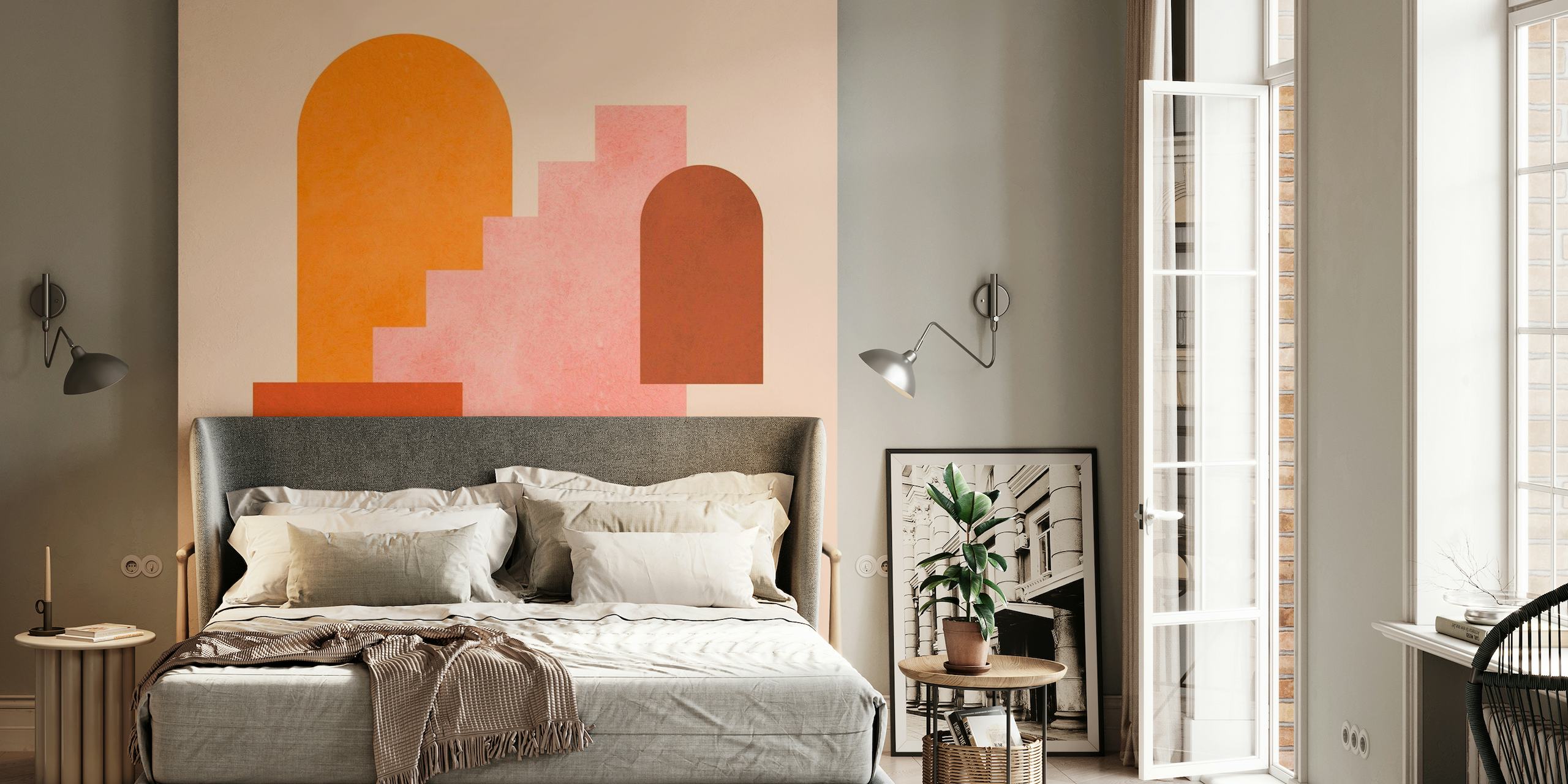 Muurschildering met abstracte geometrische vormen in oranje, roze en terracotta tinten.
