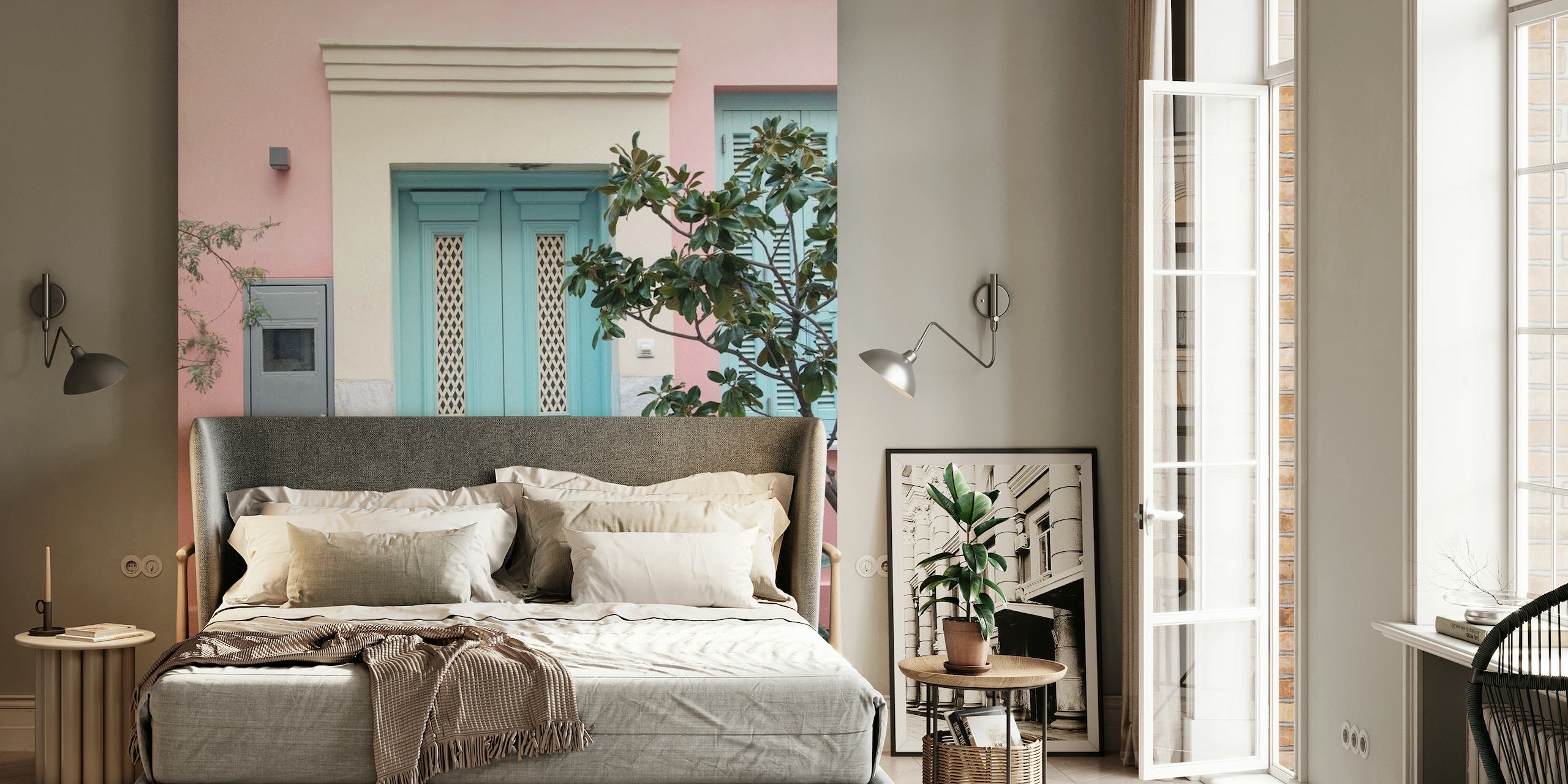 Pastelově růžová fasáda domu s modrými dveřmi v motivu Athén