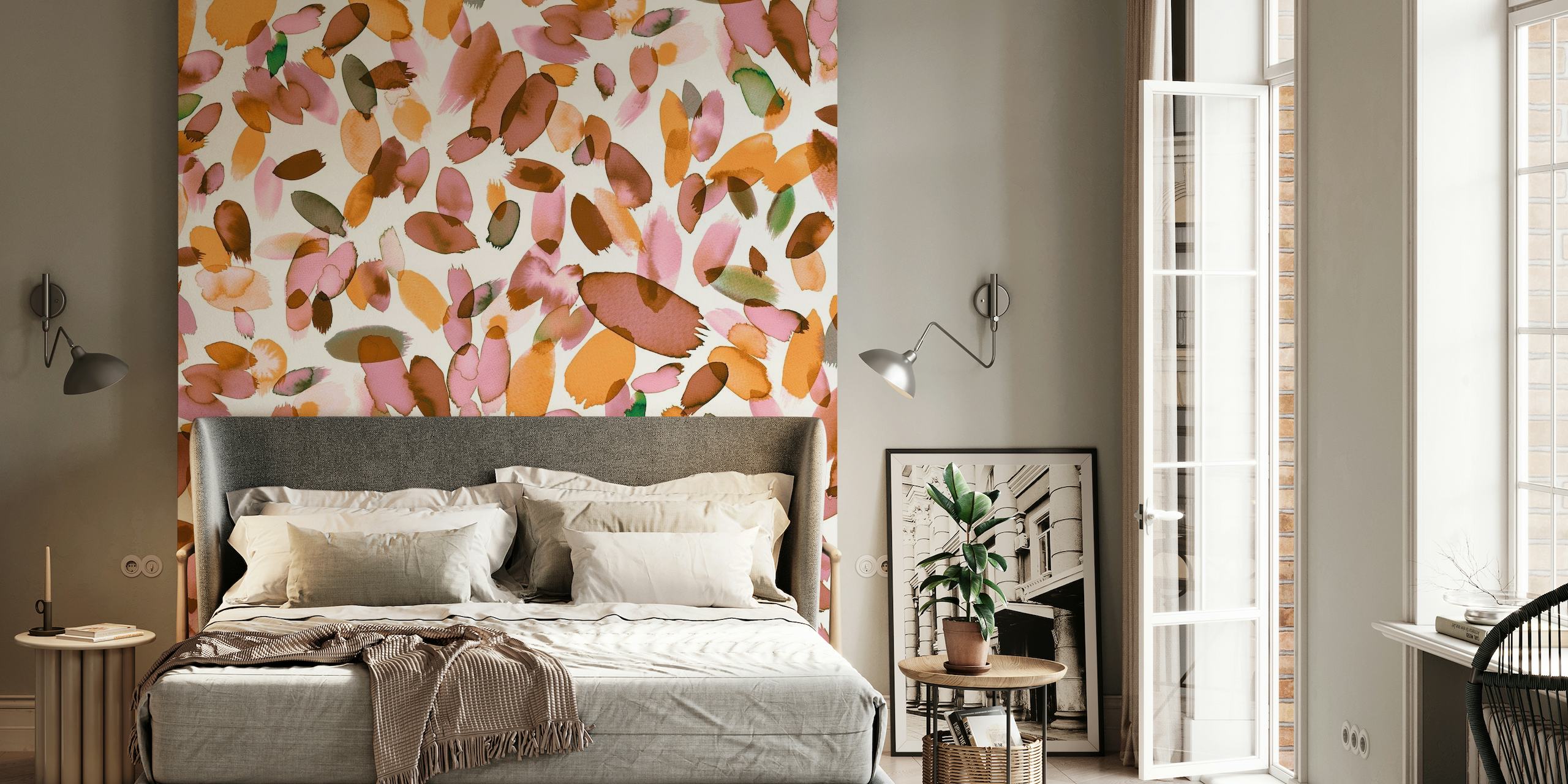 Abstrakte Terrakotta-Blütenblattflecken auf einem Wandbild