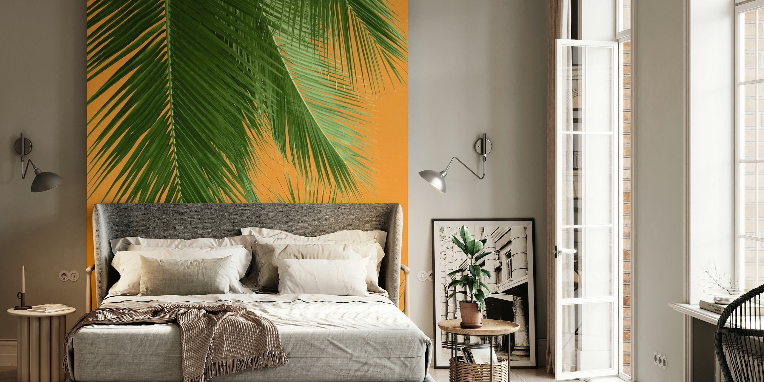 Groen palmbladerenpatroon op oranje muurschildering als achtergrond