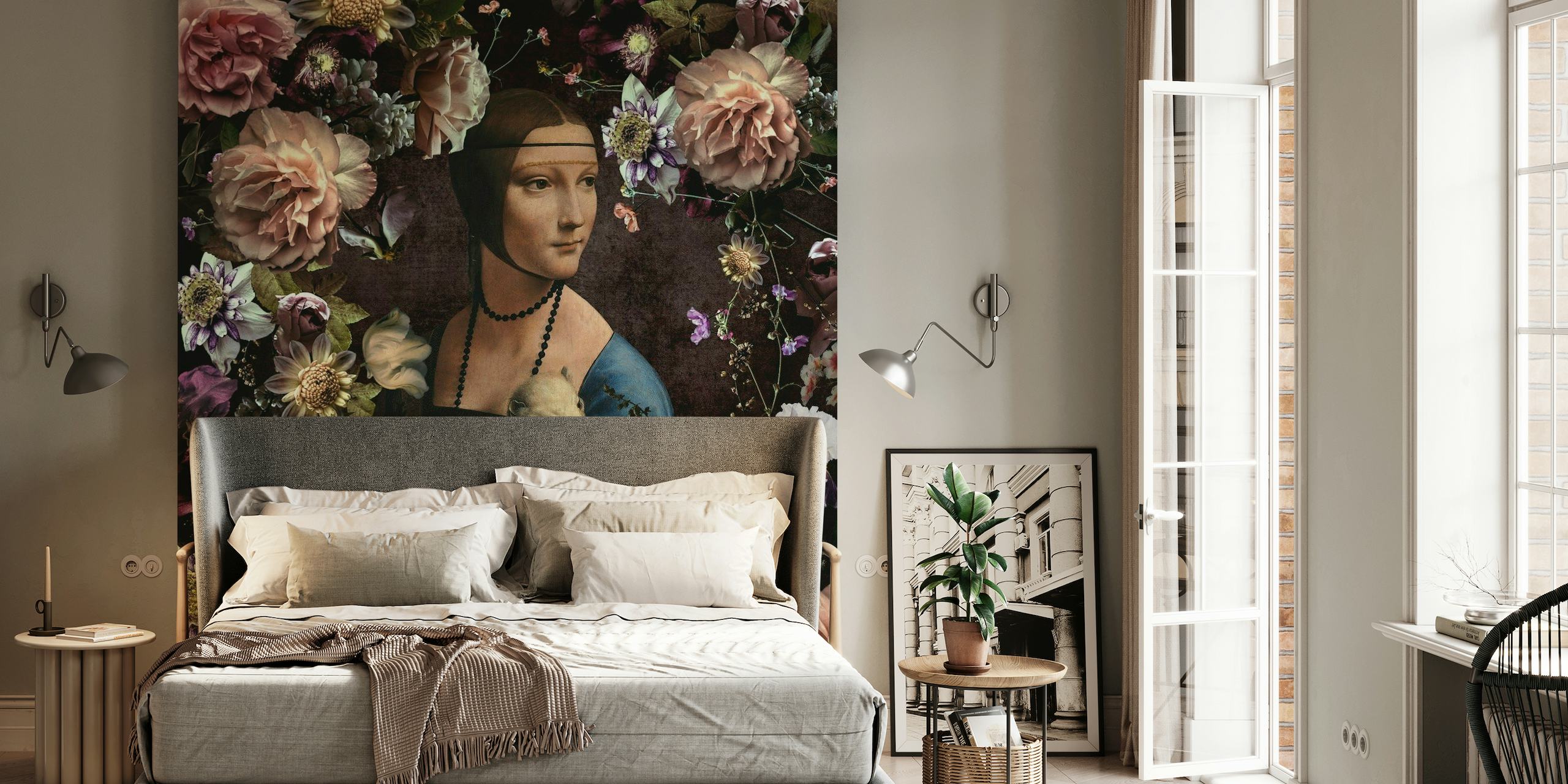 Dame med et hermelin-vægmaleri omgivet af blomstertapet