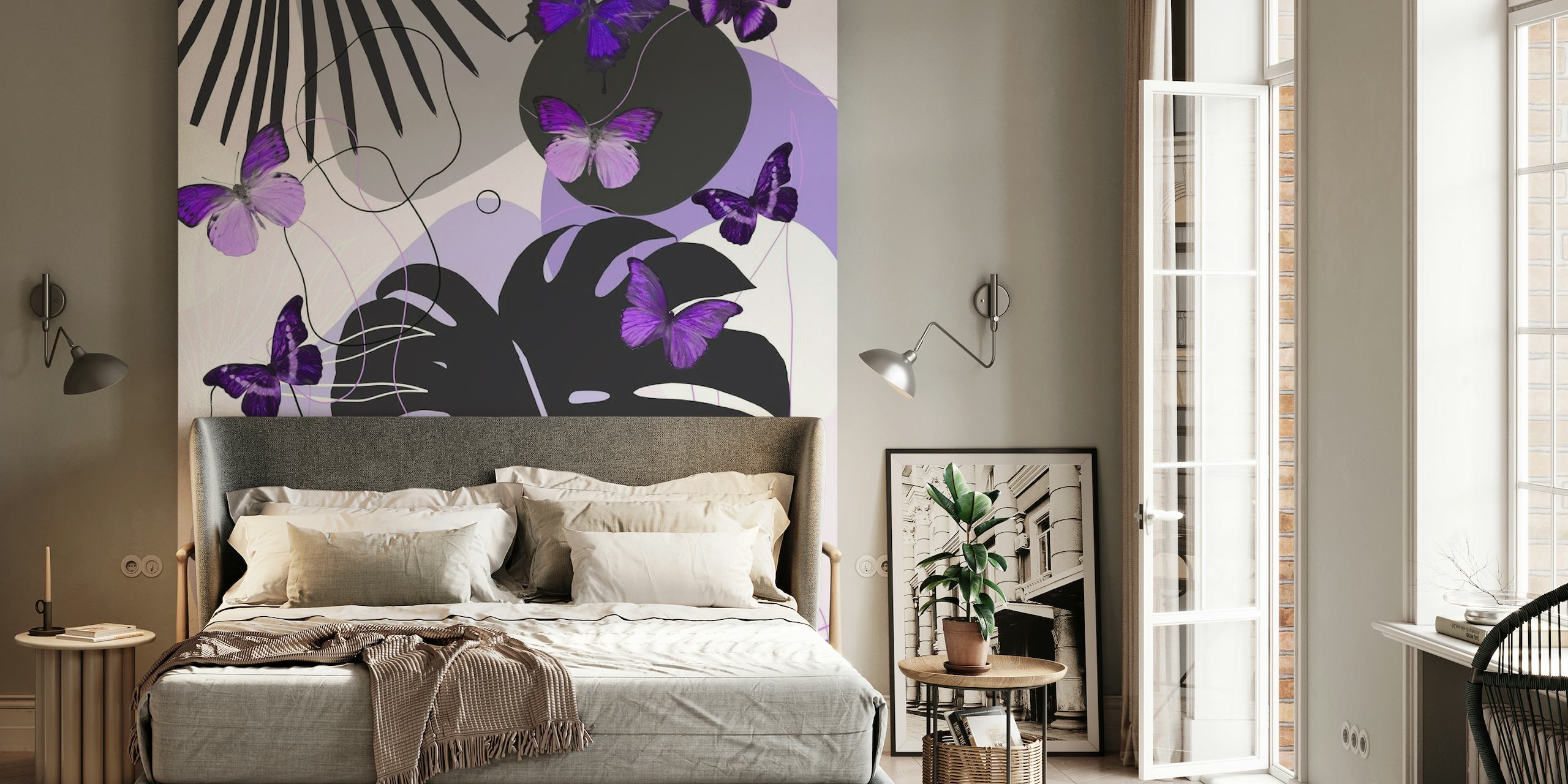 Lilla sommerfugle og Monstera-bladvægmaleri i minimalistisk stil