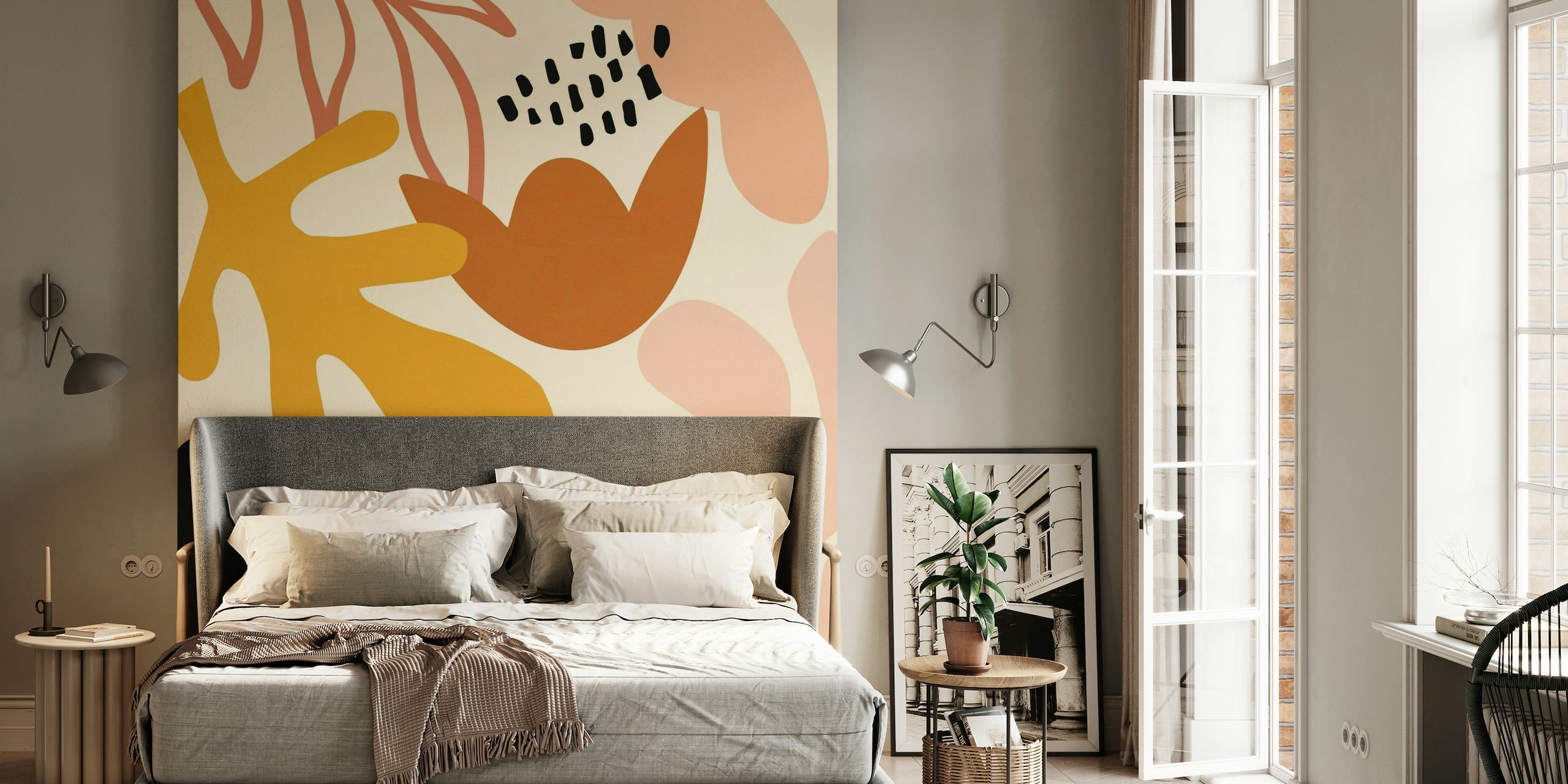 Abstrakti syksyaiheinen seinämaalaus, jossa on moderneja muotoja poltetun oranssin, sinapin keltaisen ja syvän mustan sävyissä pastellitaustalla.