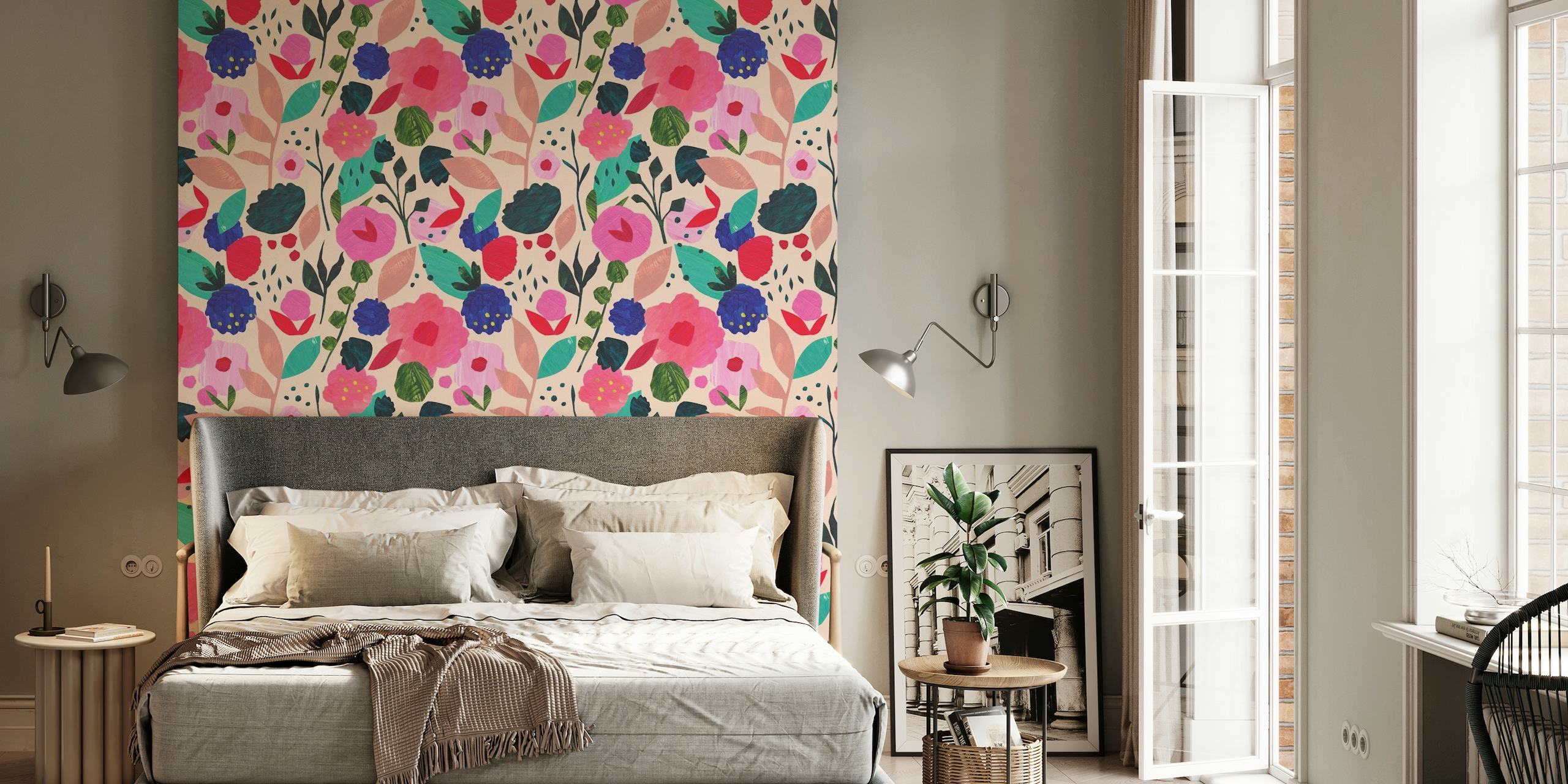 Farverigt blomster collage mønster vægmaleri med pink, blå og lilla blomster på en creme baggrund