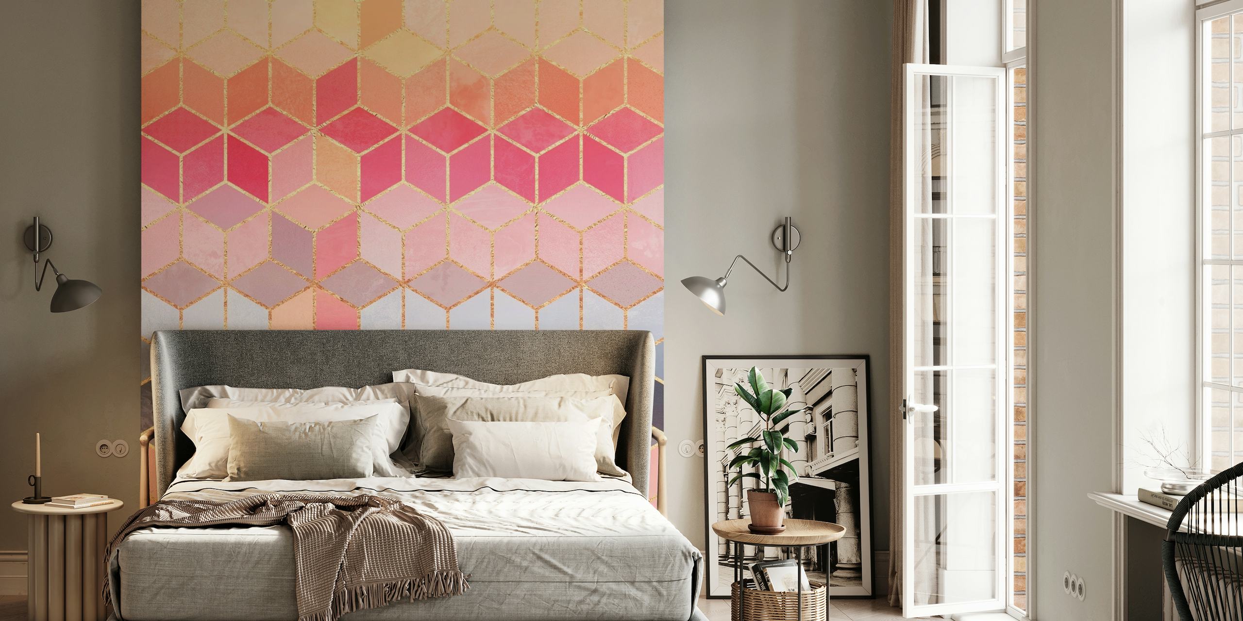 Happy Cubes -seinämaalaus, jossa geometrinen kuutiokuvio vaaleanpunaisen, sinisen ja keltaisen sävyissä