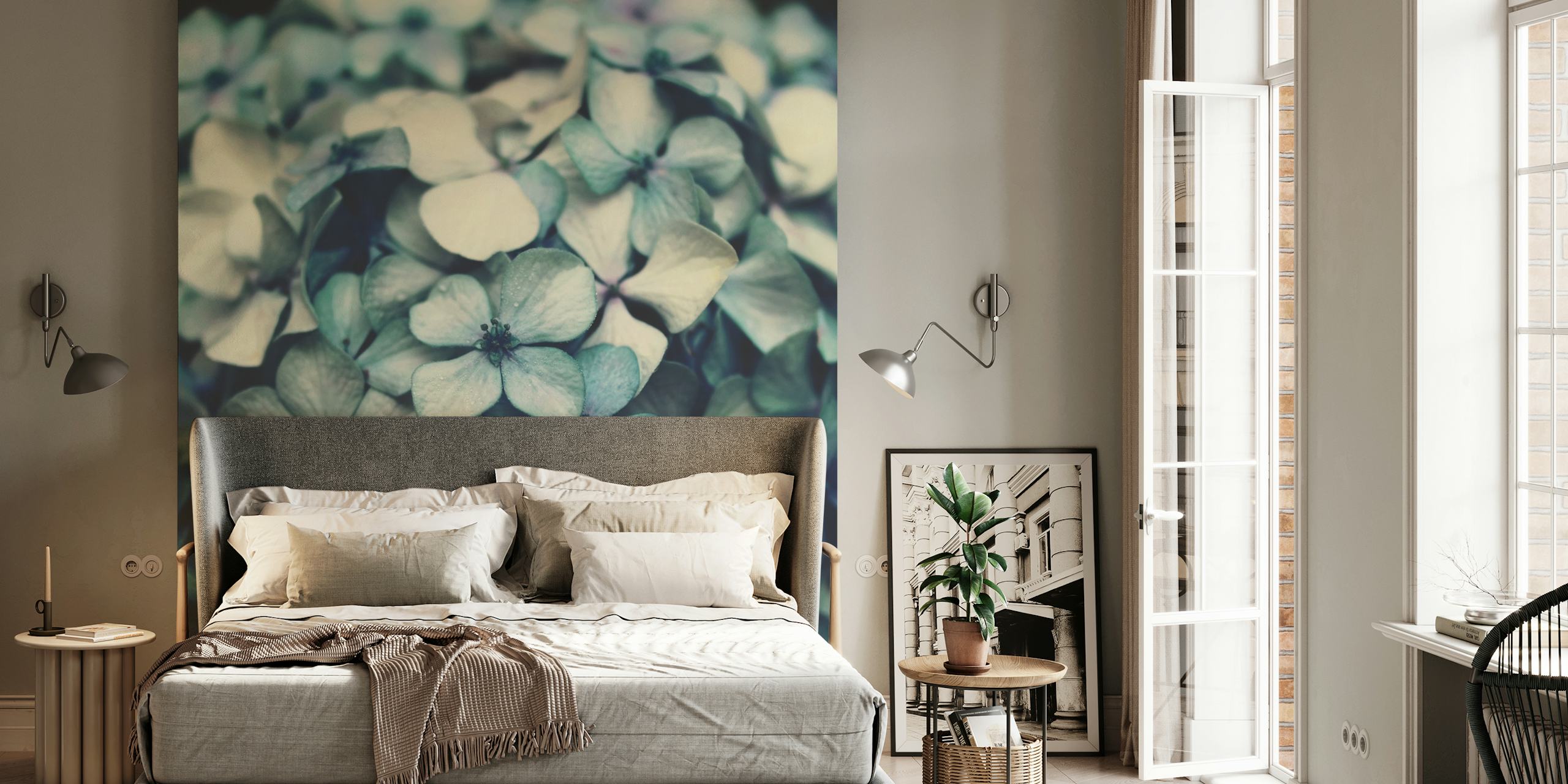 Carta da parati floreale blu scuro in una stanza