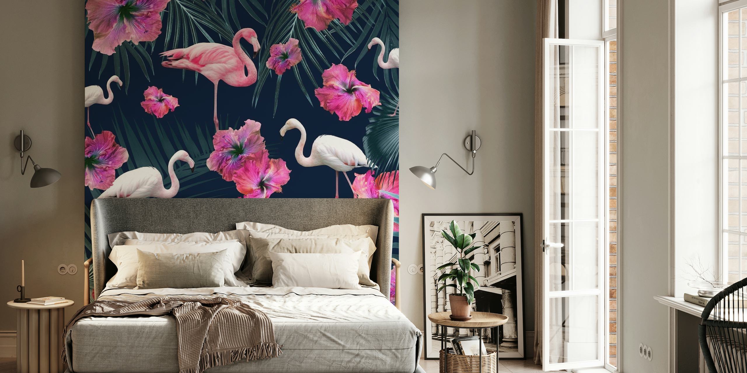 Rosa Flamingos und Hibiskusblüten auf einer Fototapete mit dunklem Dschungelhintergrund