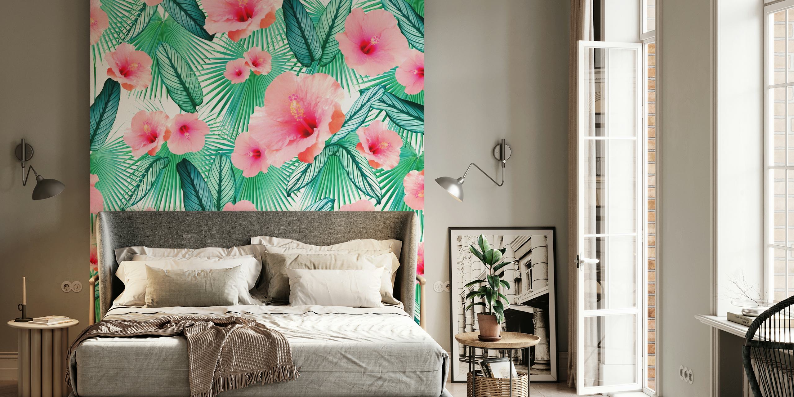 Živahni mural ružičastih cvjetova hibiskusa i zelenih listova kalateje i lepezaste palme na bijeloj pozadini