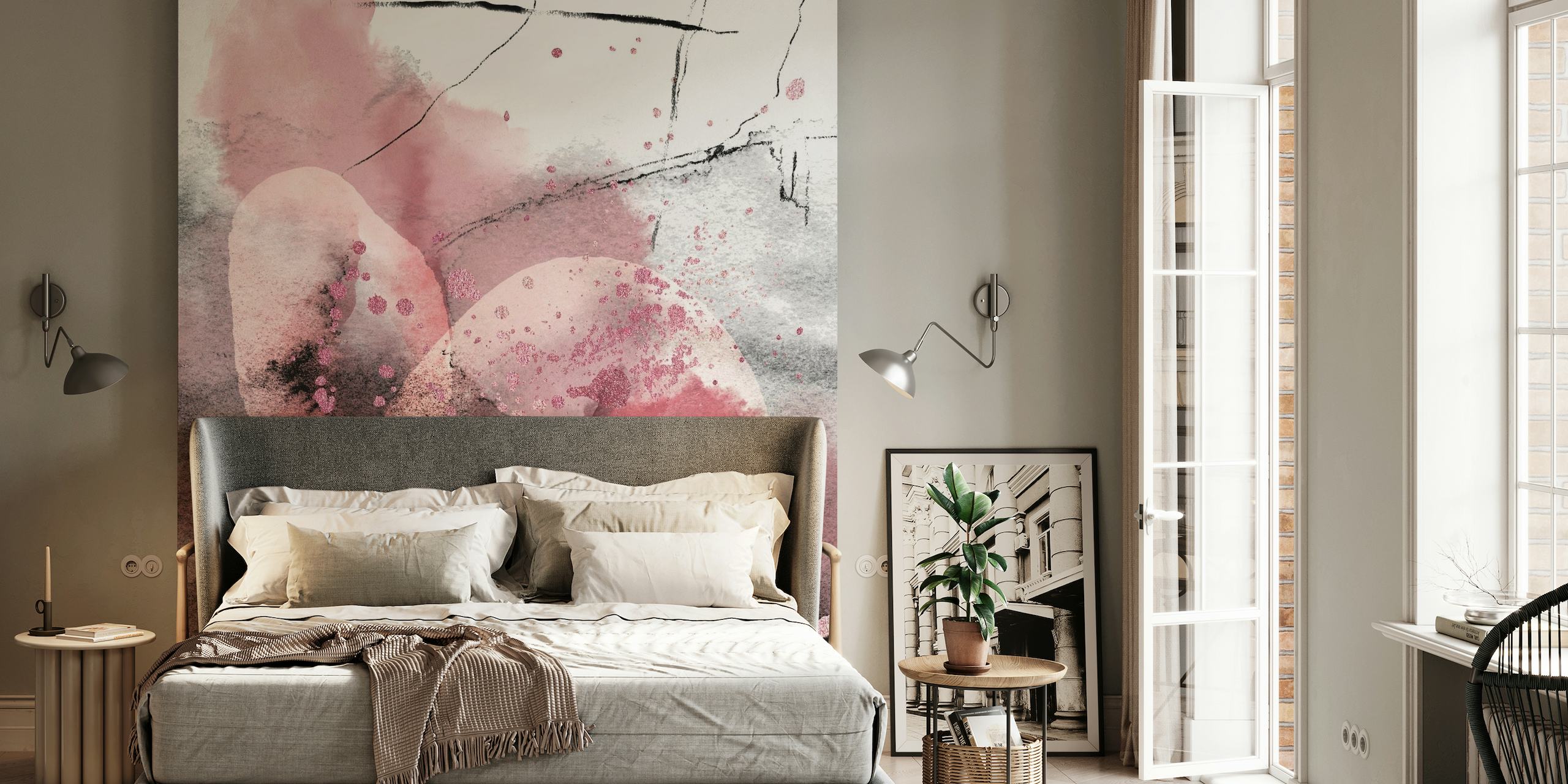 Abstrakt rosa-tonet vægmaleri med lyserøde og grå akvarelmønstre og dristige blækstrøg