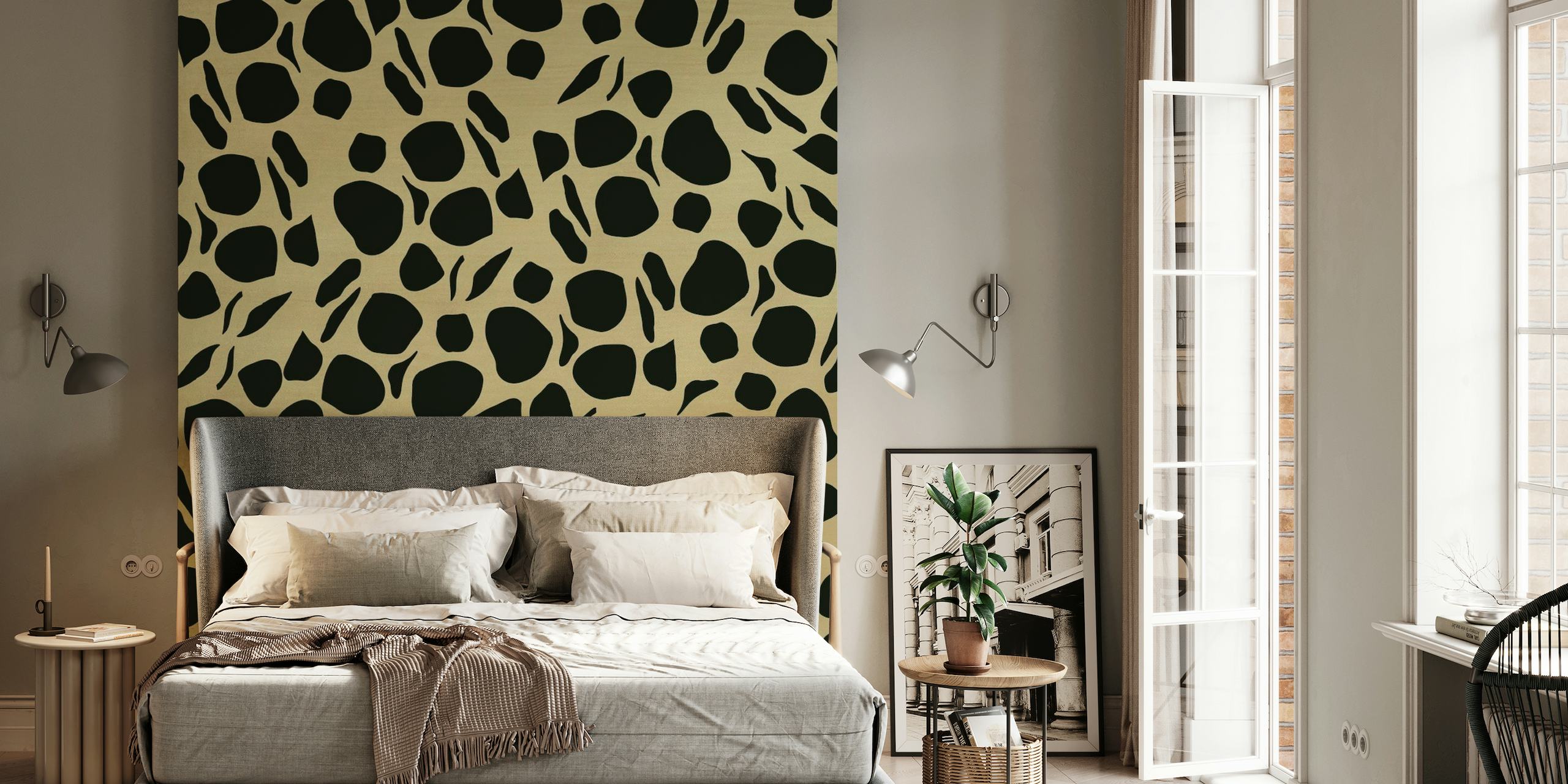 Et modigt vægmaleri med dyreprintmønster på en gylden baggrund til moderne glamourøst interiør.