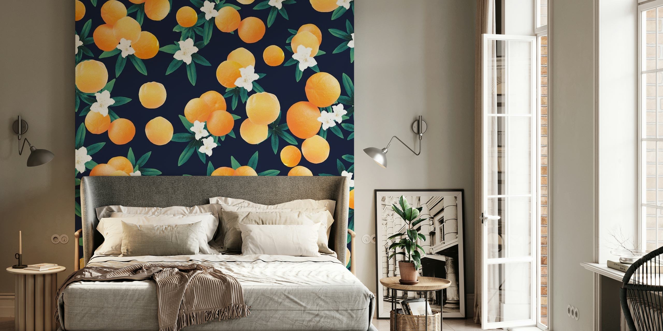 Veggmaleri med lys oransje sitrusfrukter og hvite blomster mot en mørkeblå bakgrunn.