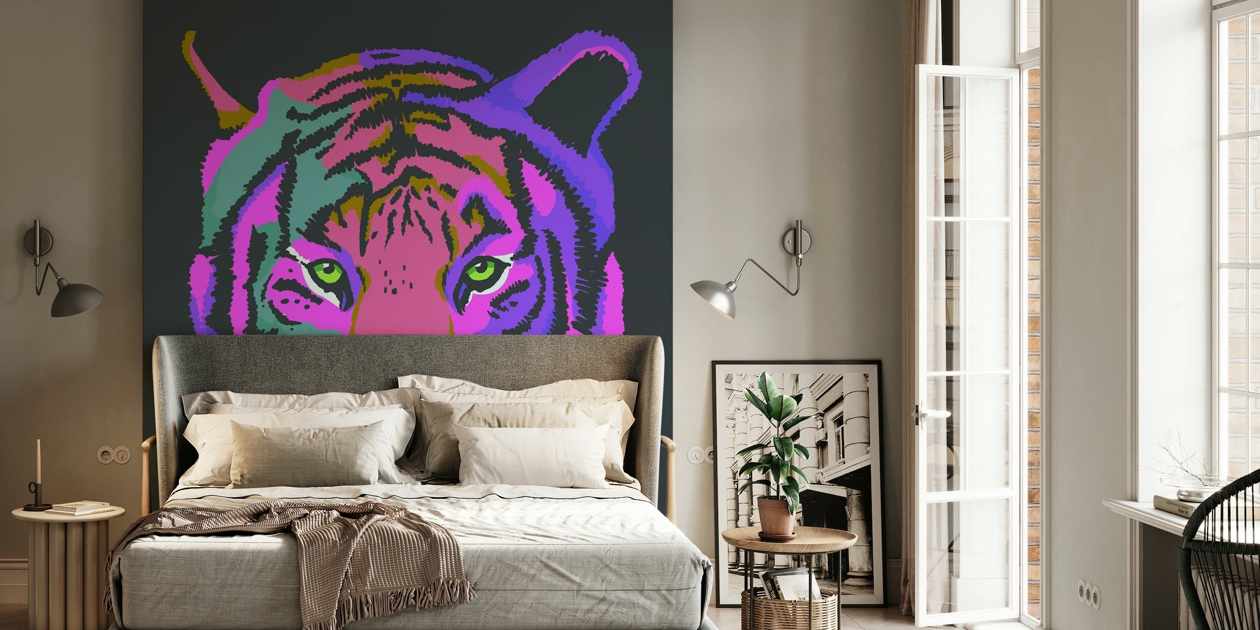 Värikäs seinämaalaus, jossa on tyylitelty tiikeri purppuran ja pinkin sävyissä tummaa taustaa vasten.