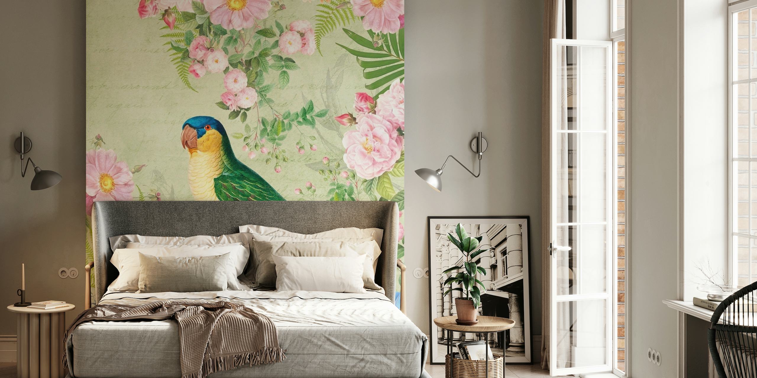 Eksoottinen lintu kukkivien kukkien ja vihreiden lehtien seinämaalauksen taustalla