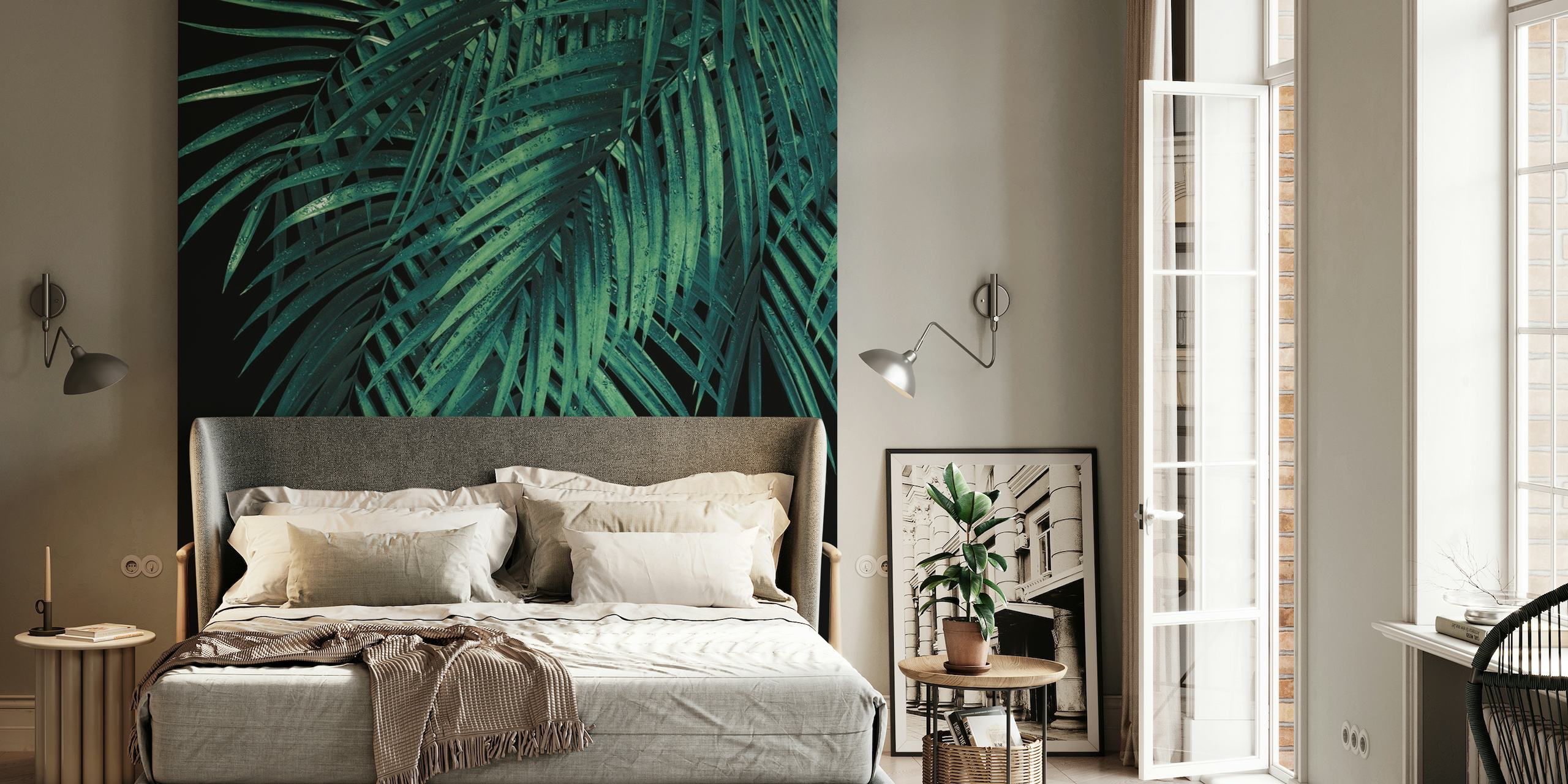 Groene palmbladeren tegen een donkere nachtelijke muurschildering op de achtergrond
