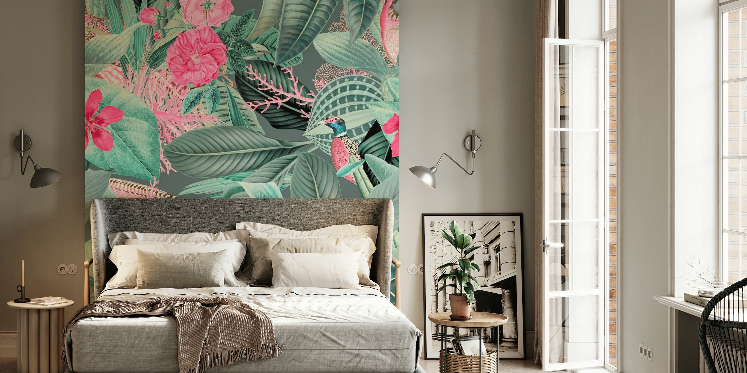 frodige tropiske blade og levende lyserøde blomster på et gråt baggrundsvægmaleri