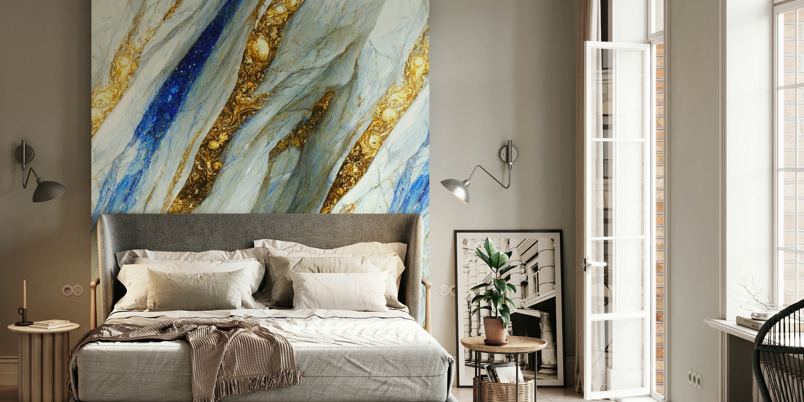 Tyylikäs seinämaalaus kulta-, sininen- ja valkoinen marmorikuvioilla, jotka muistuttavat virtaavia nestemäisen kullan ja jalokiviä.