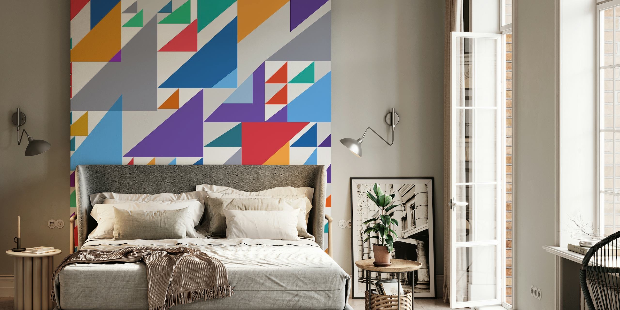 Farverigt vægmaleri med flere trekanter