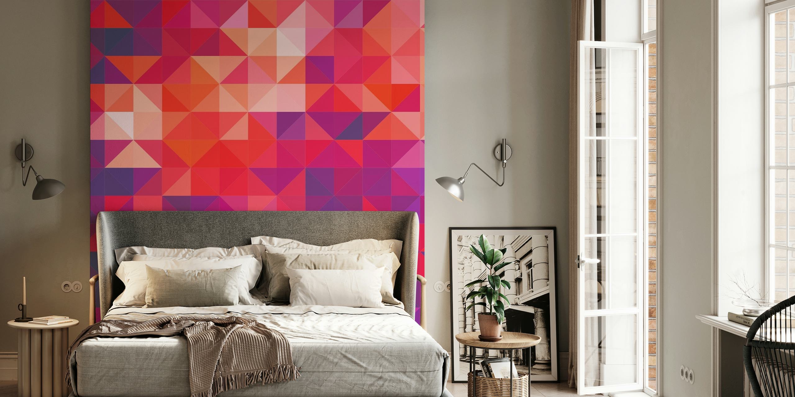 Veggmaleri med geometrisk mønster med røde, lilla og rosa trekanter