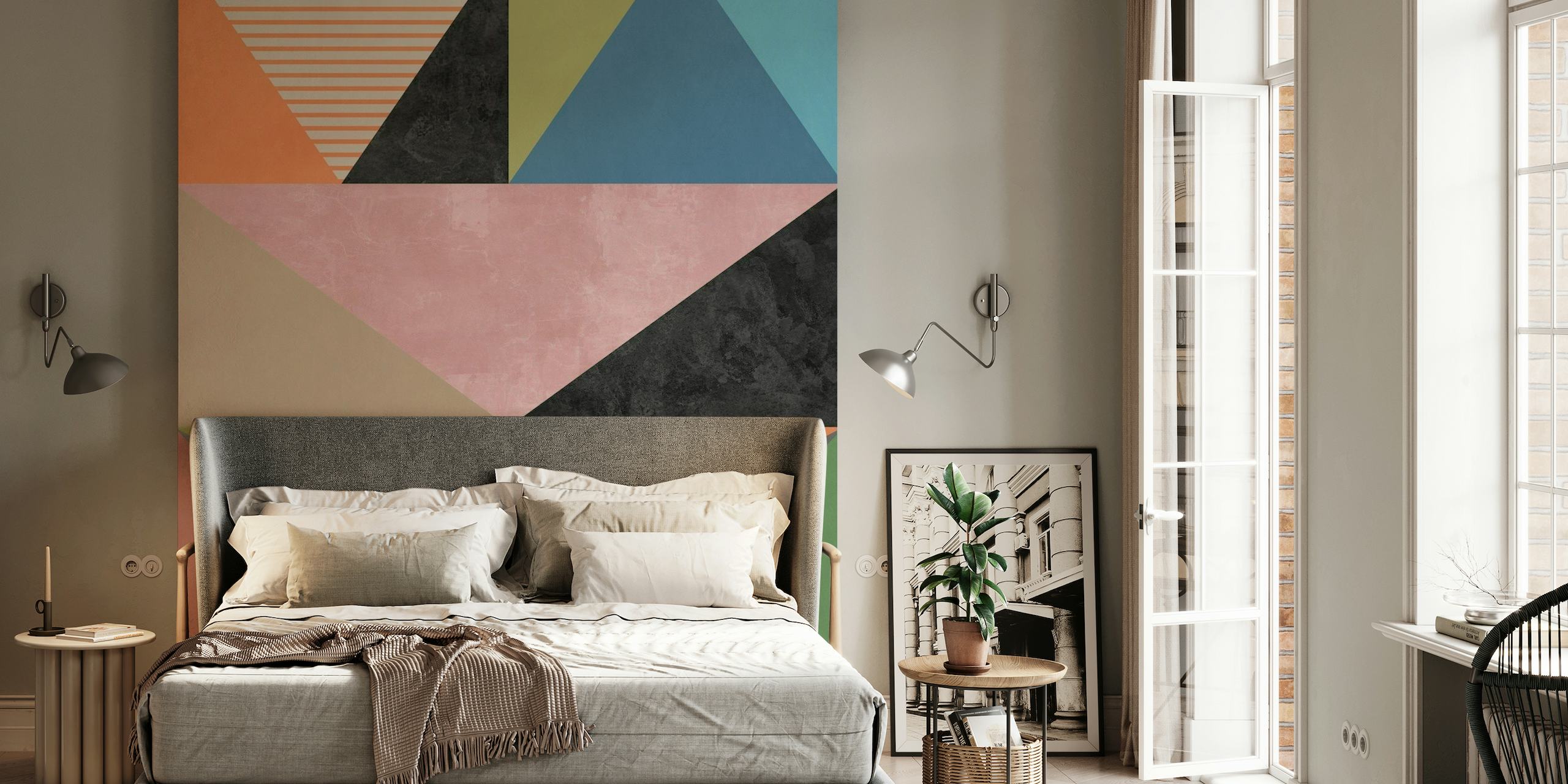 Abstrakti geometrinen seinämaalaus pastellikolmioilla ja raidallisia kuvioita