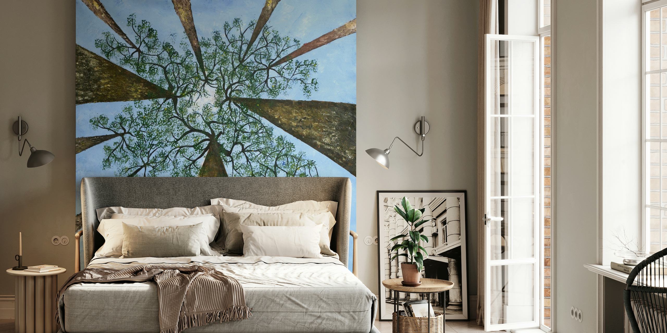 Et vægmaleri af høje træer set fra bunden, der viser konvergens af stammer og en baldakin af grønne blade mod en blå himmel.