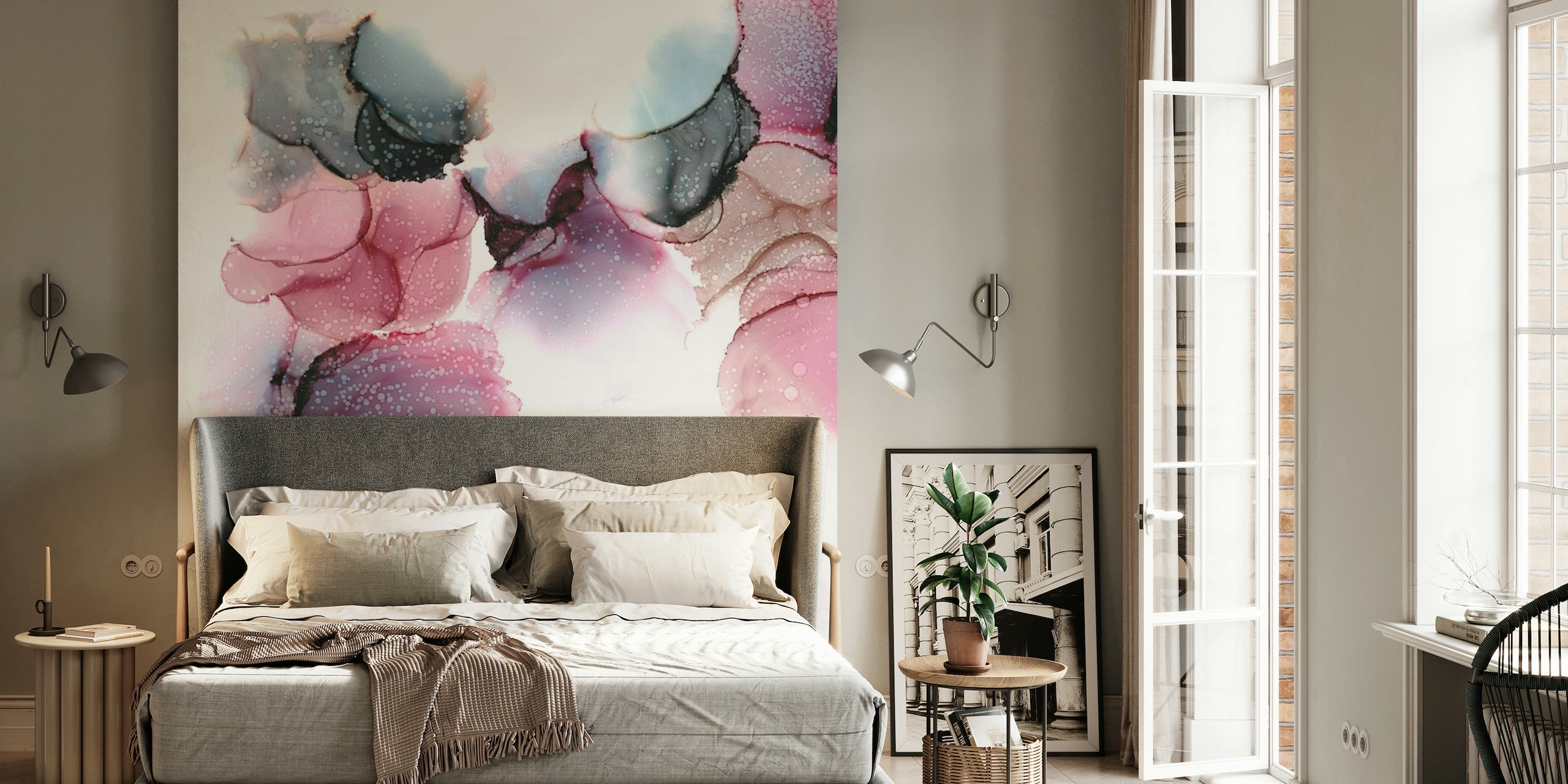 Abstrakt bobletelt-vægmaleri med bløde lyserøde og grå akvarelpletter