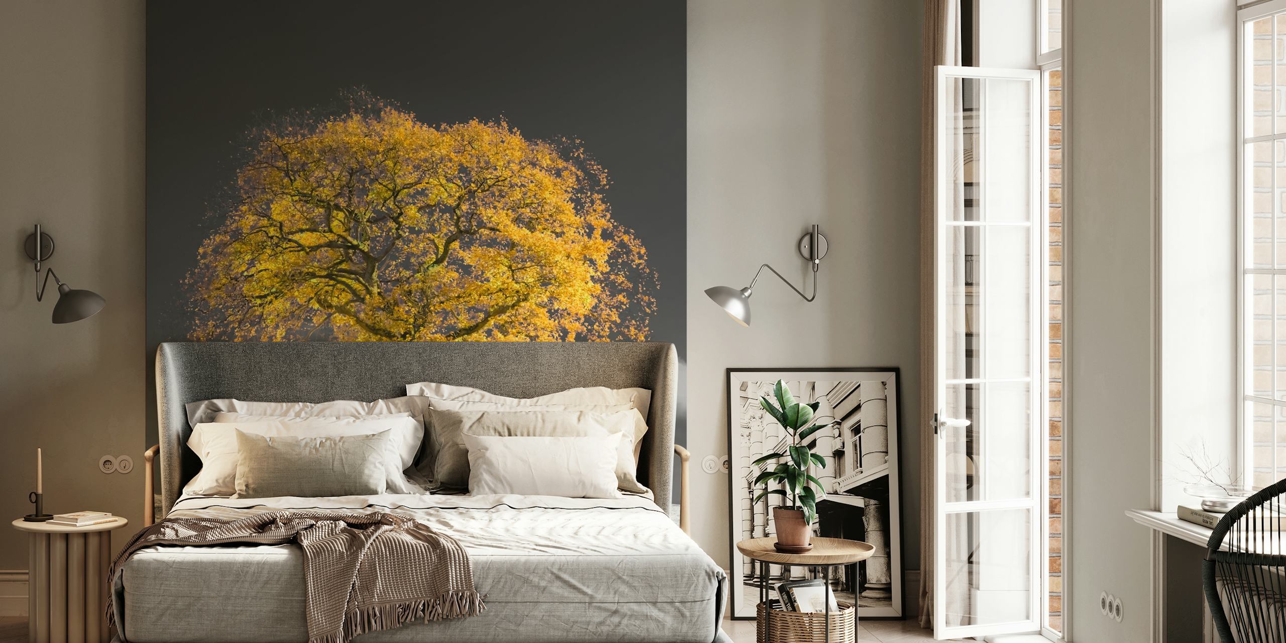 Un maestoso albero dorato sullo sfondo di un murale con paesaggio in bianco e nero