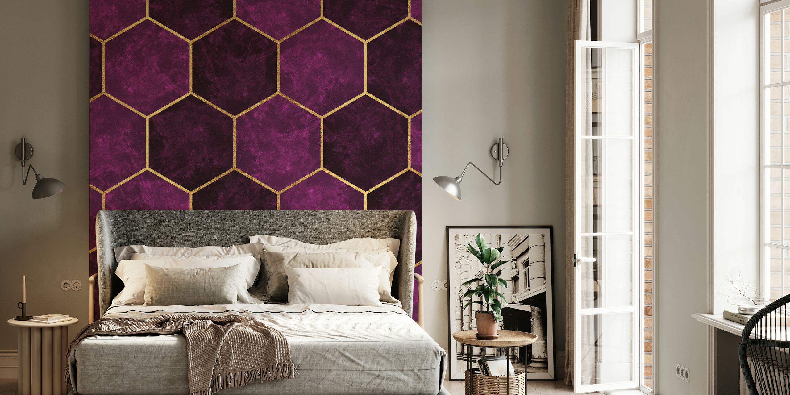 Dark Plum Luxury Pink Hexagons behang in een kamer