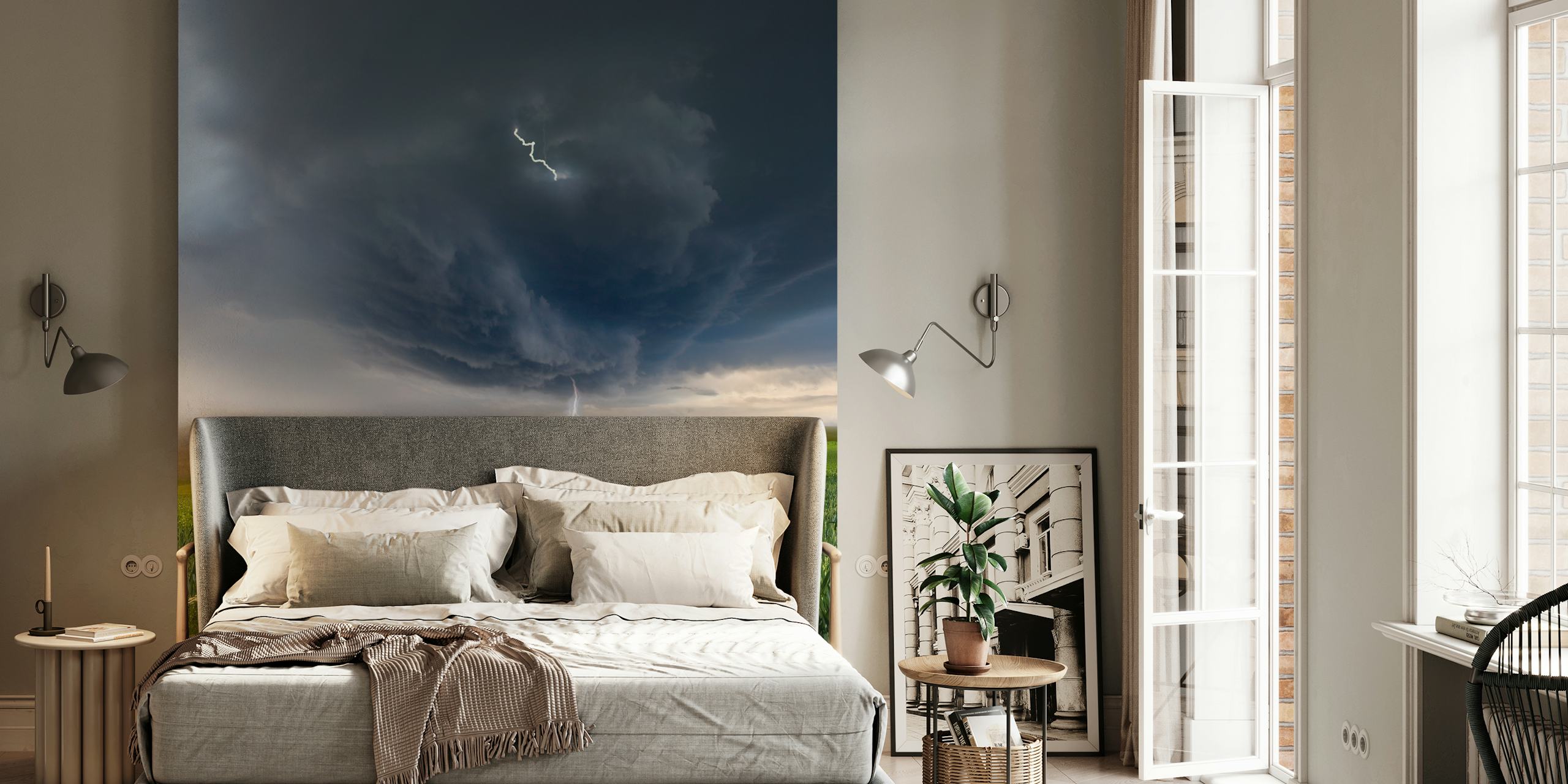 Dramática tormenta de junio con relámpagos sobre un mural de campo verde