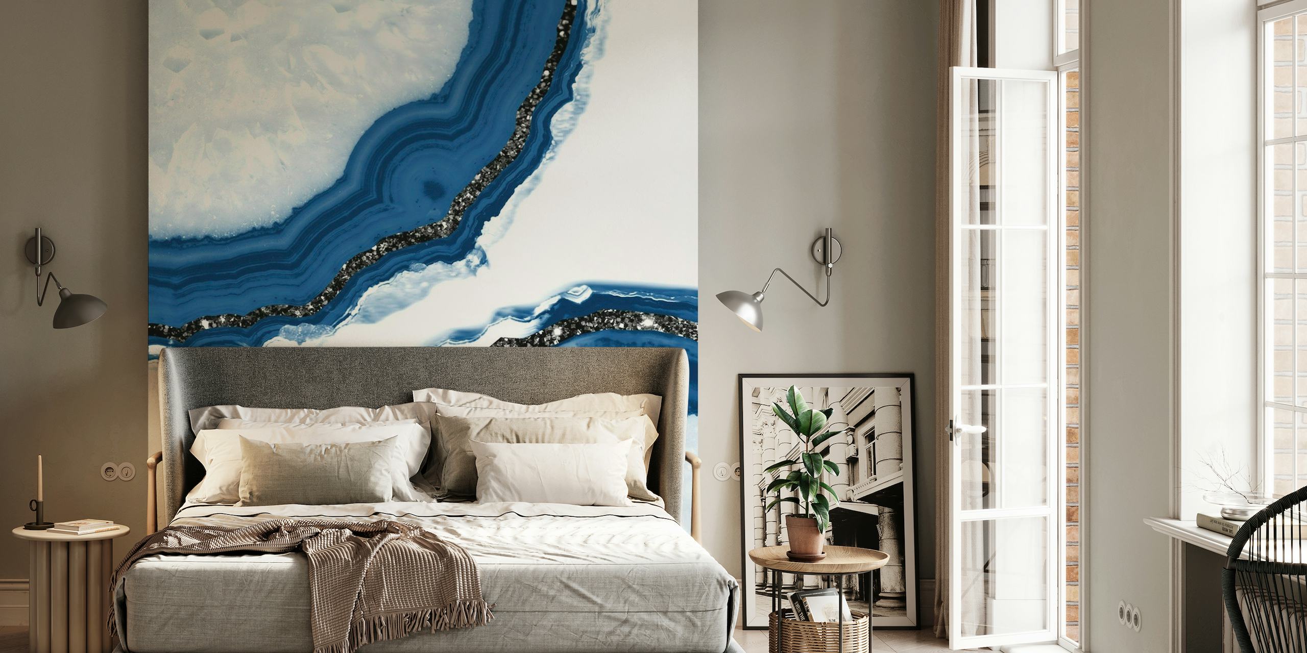 Élégante fresque murale inspirée de l'agate avec des motifs bleus et blancs et des accents de paillettes