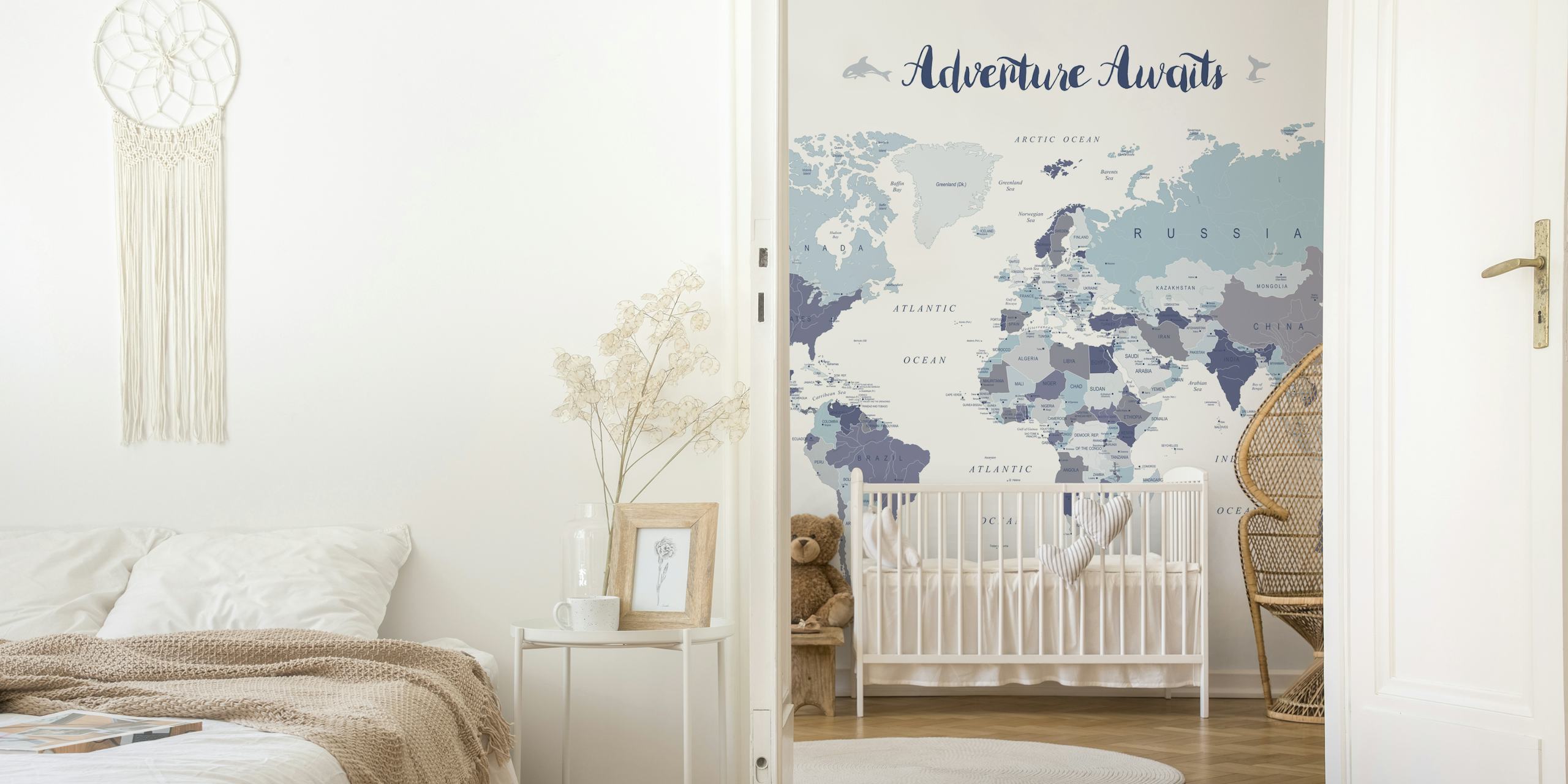 Stilfuldt Adventure Awaits World Map vægmaleri med blød farvepalet og klare kartografiske detaljer