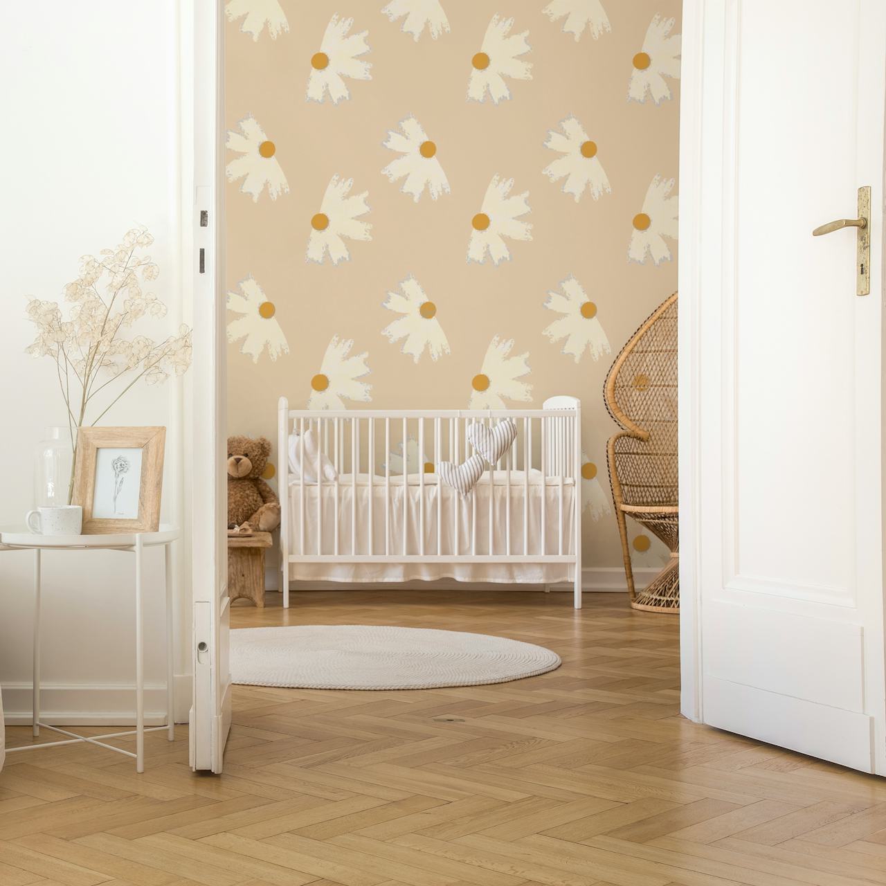 Fototapete mit cremefarbenen und goldenen Ringelblumenblüten auf perlmuttfarbenem Hintergrund