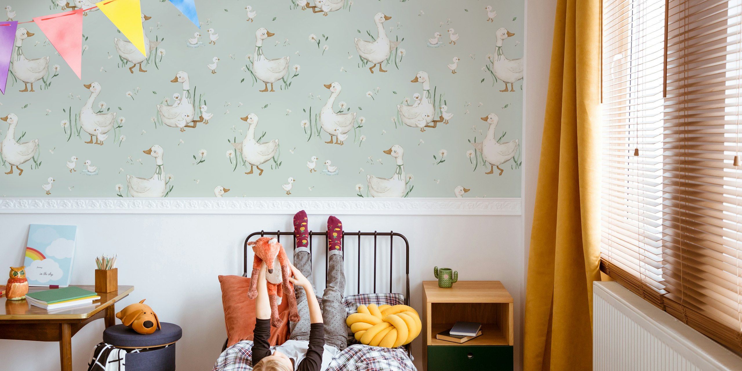 Hello Goose mint wallpaperpatroon in een kamer