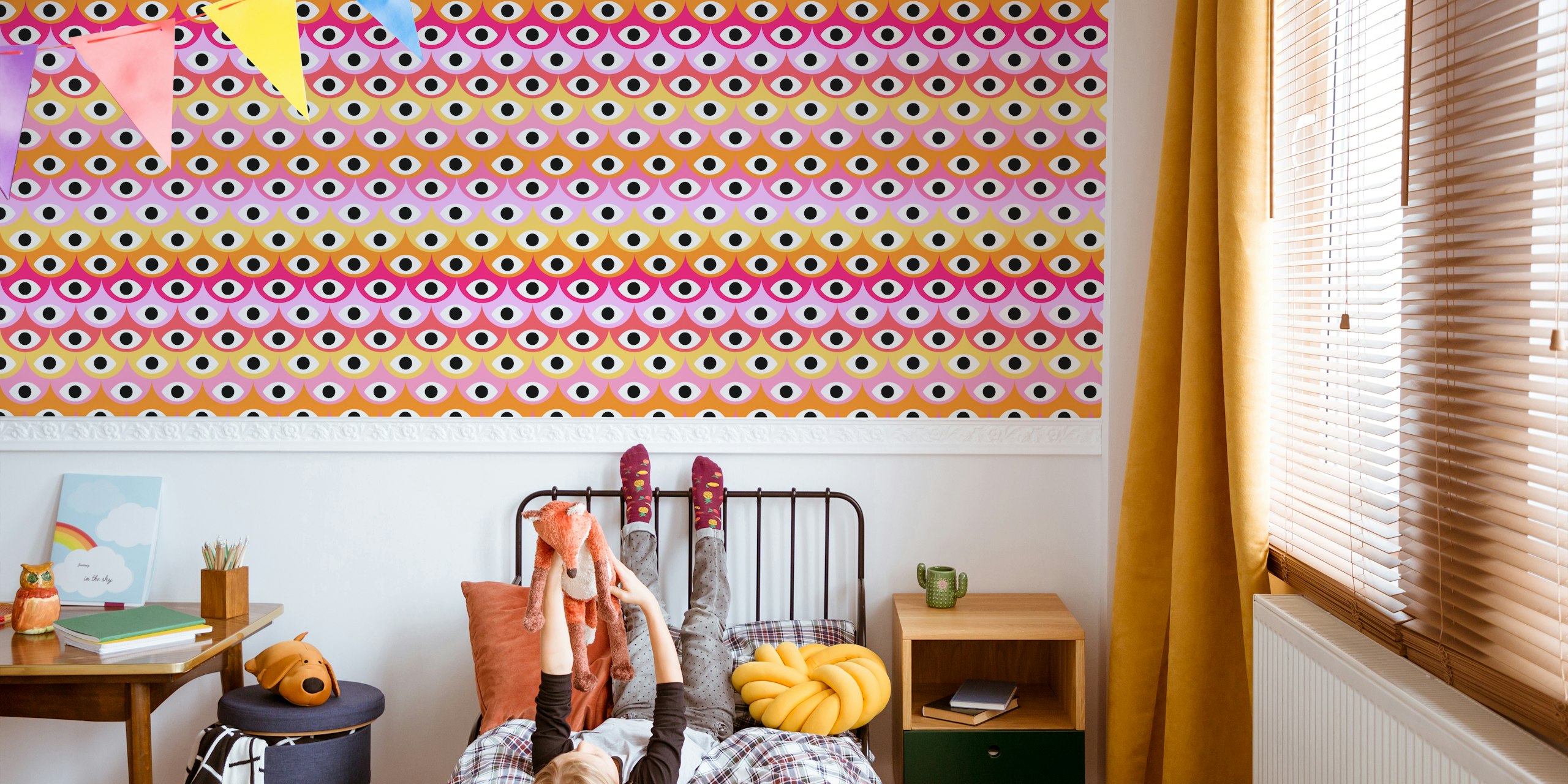 Kleurrijke Vibrant Eye Motif-behang in een kamer