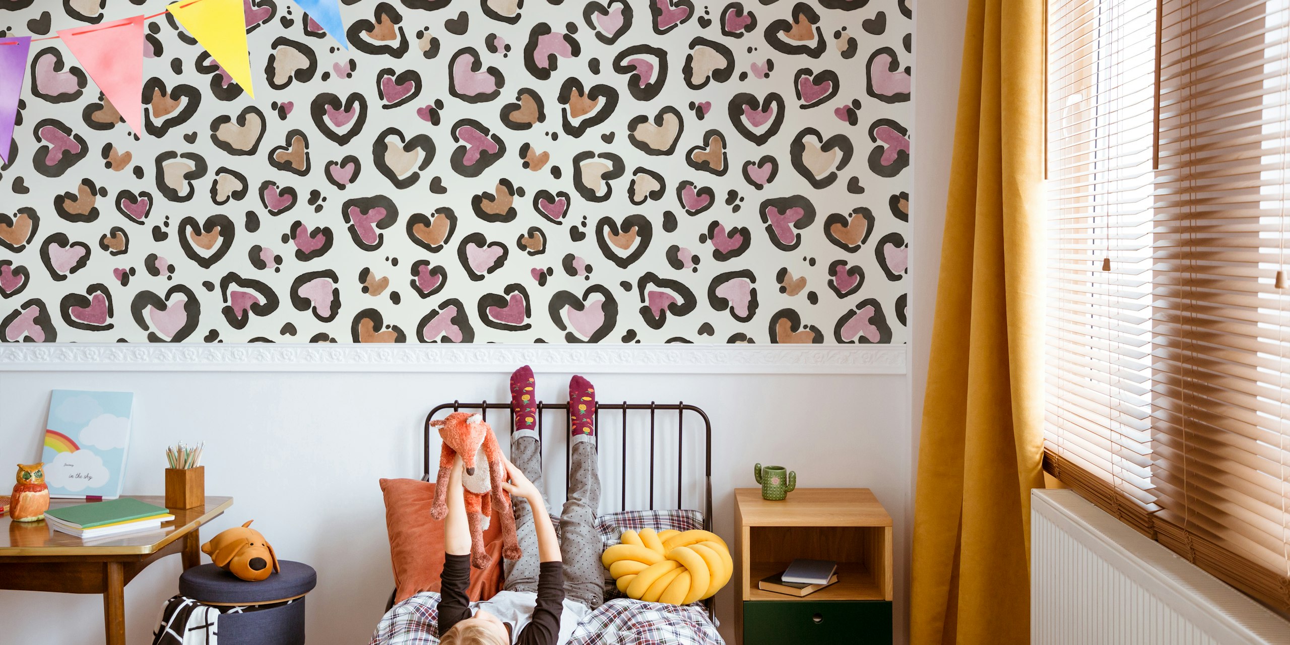 Wild at heart rose beige behang in een kamer