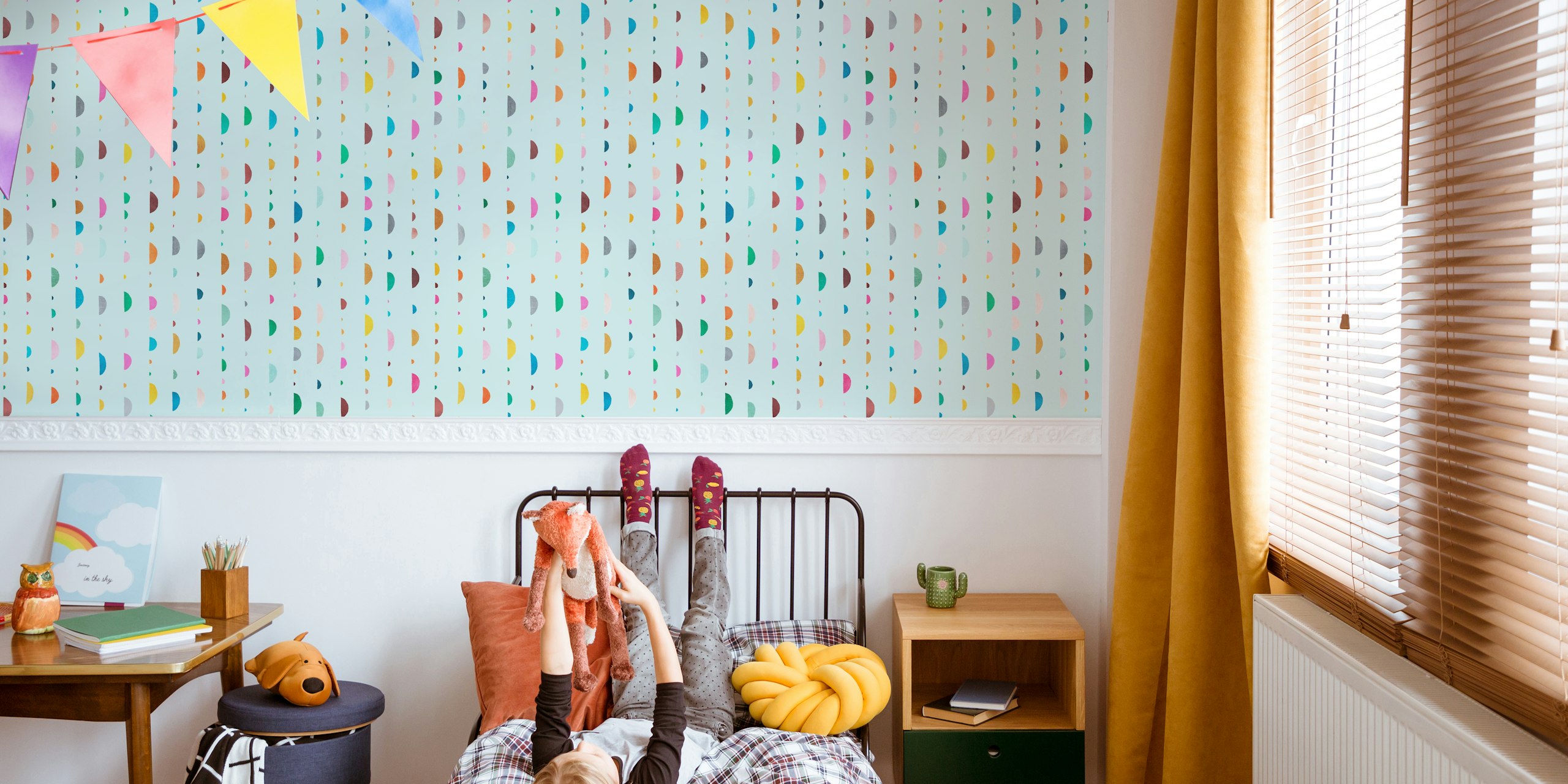 Sininen Playful Confettis tapetti huoneessa
