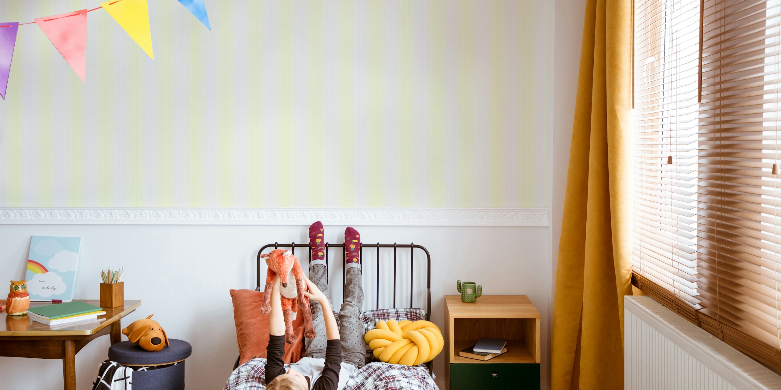 Papel pintado de rayas verticales en amarillo claro en una habitación