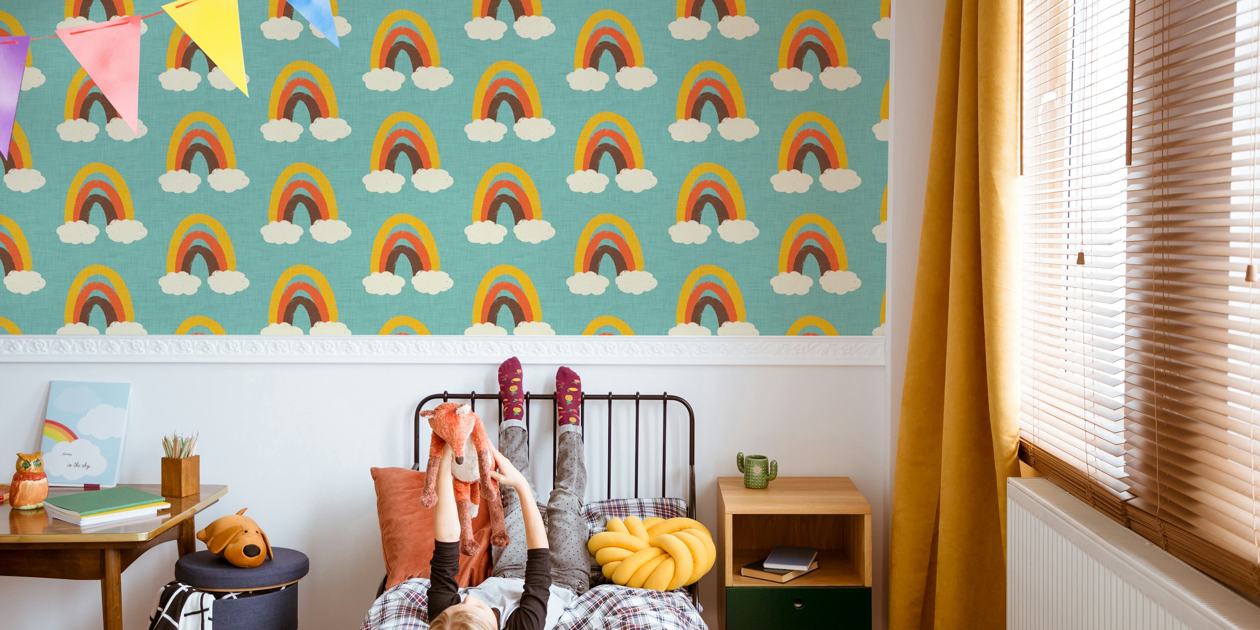 Groovy 70s Cute Rainbow tapet med skyar i ett rum