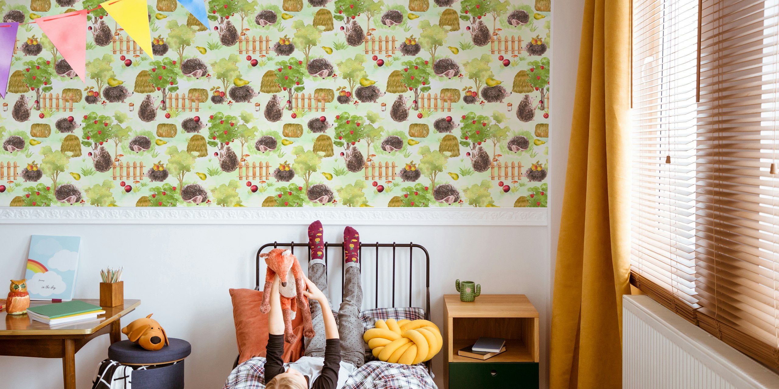 Papier peint mural hérissons cueillant des pommes aux couleurs pastel