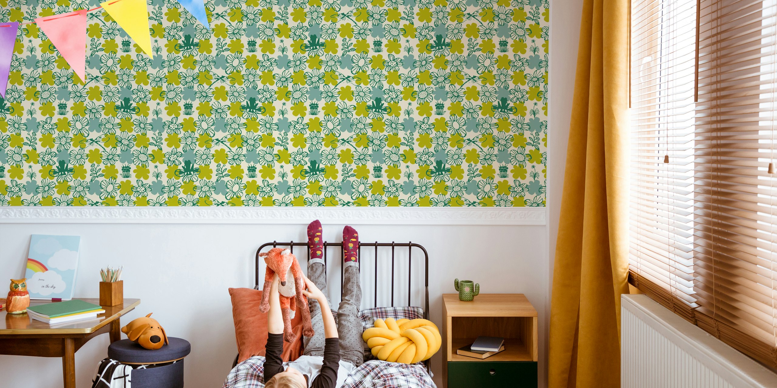 Papel tapiz Scandinavian green flowers with frogs en una habitación